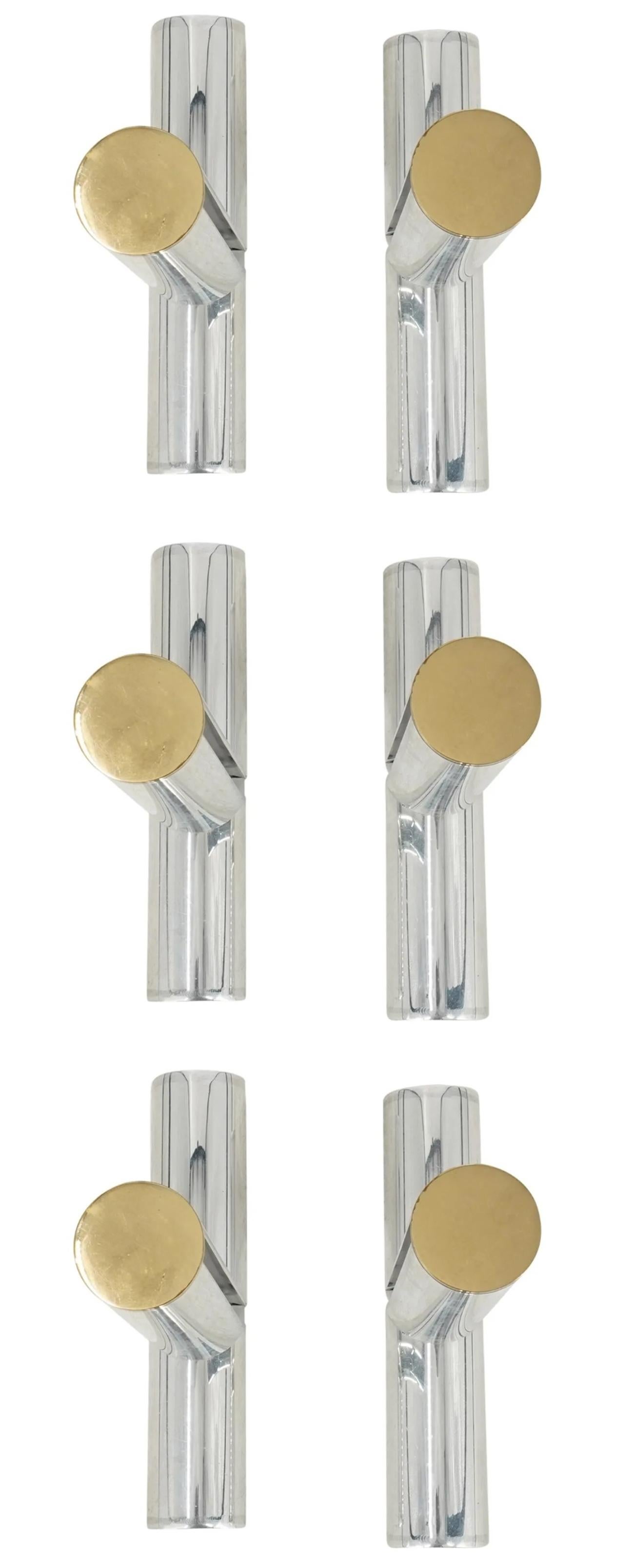 Satz von drei Aluminium- und Messing-Wandregalen im Karl-Springer-Stil, bestehend aus rohrförmigen T-Formen mit Messing-Endkappen an den vorderen Enden und Schlitzen an der Innenseite zur Aufnahme von Regalböden. 
Unmarkiert.
ca.: Mitte des 20.