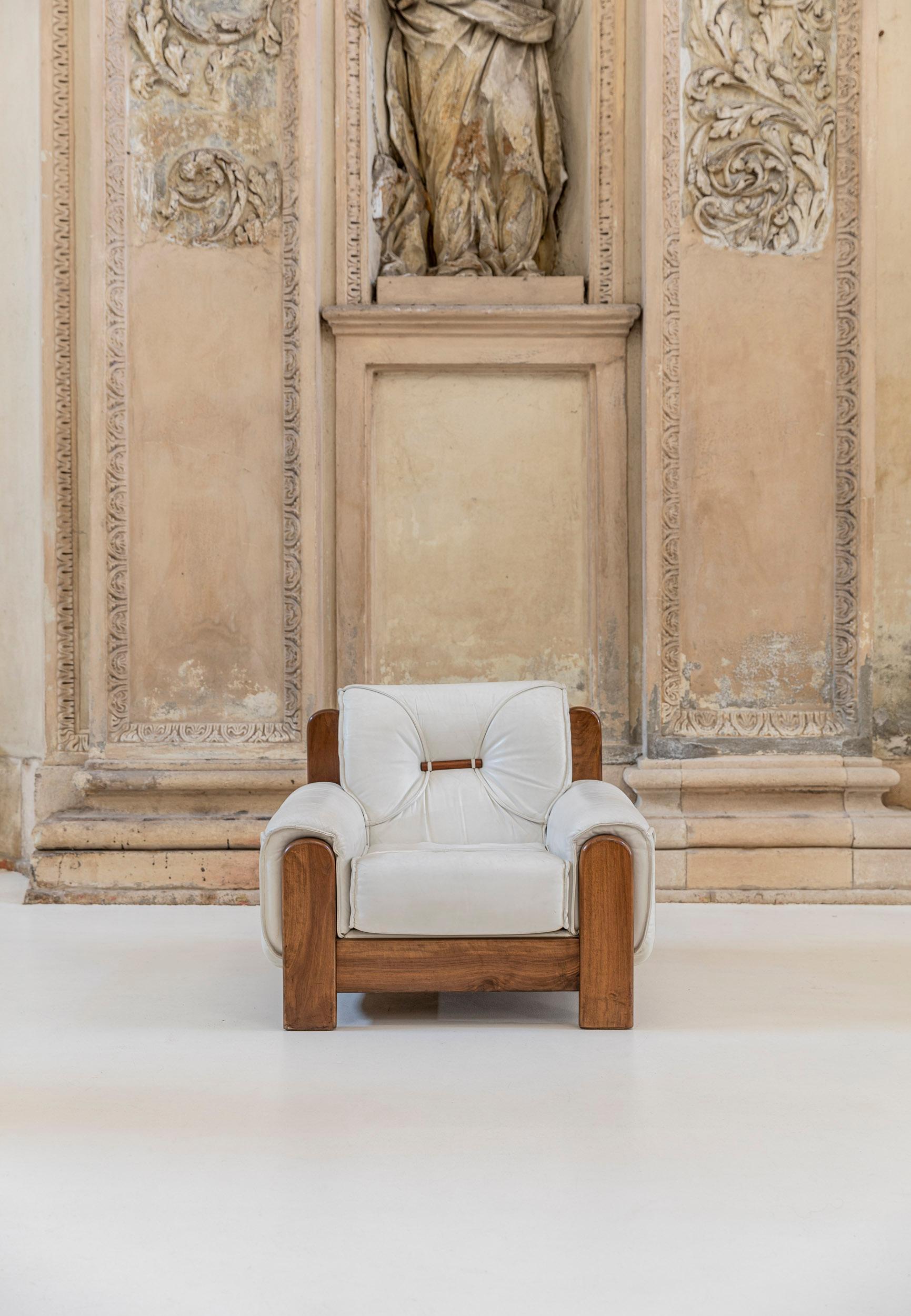 Italian Set of 4 Walnut and Leather Lounge Chairs by Mobilgirgi