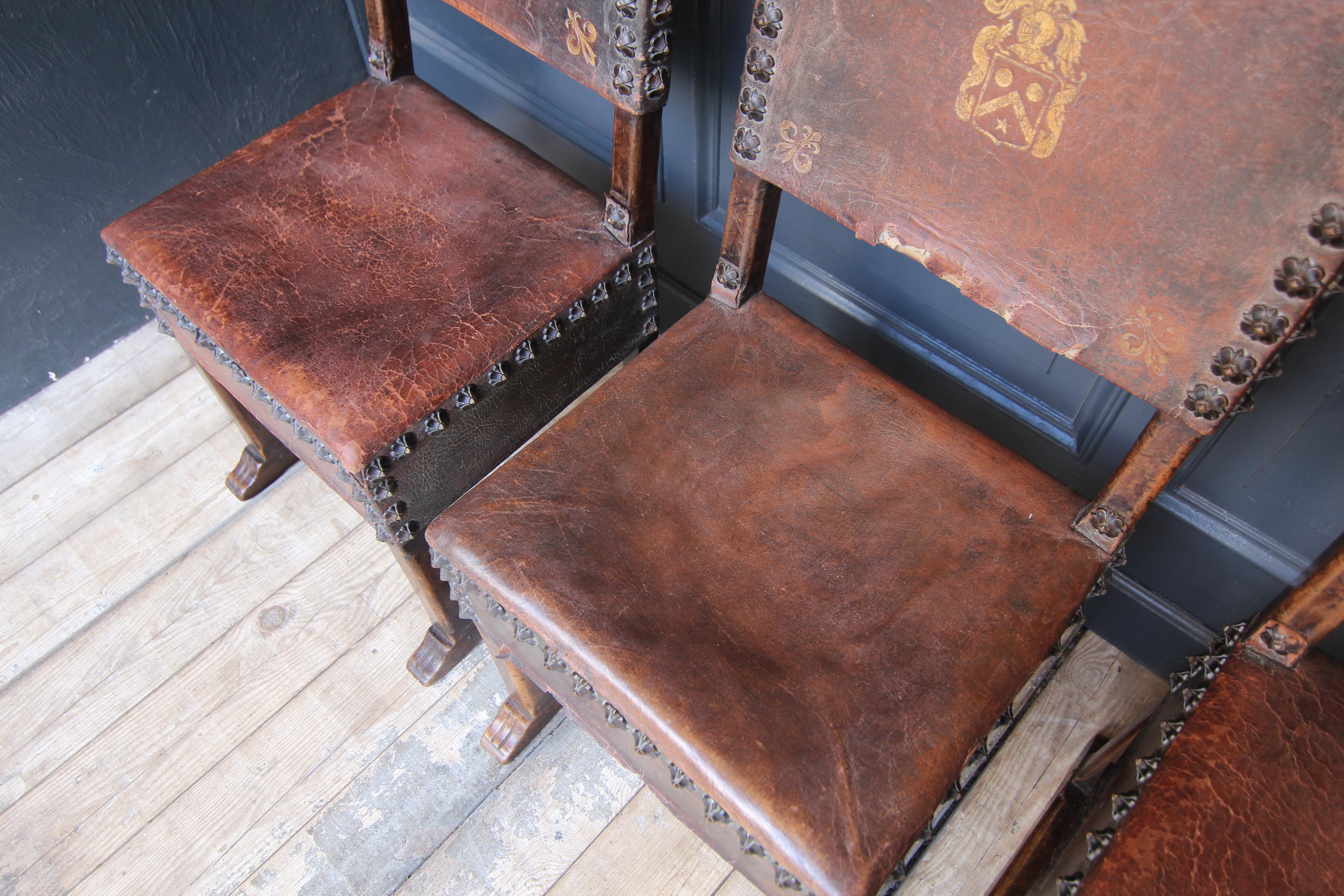 Ensemble de 4 chaises en noyer et cuir de style Renaissance par Krieger en vente 5