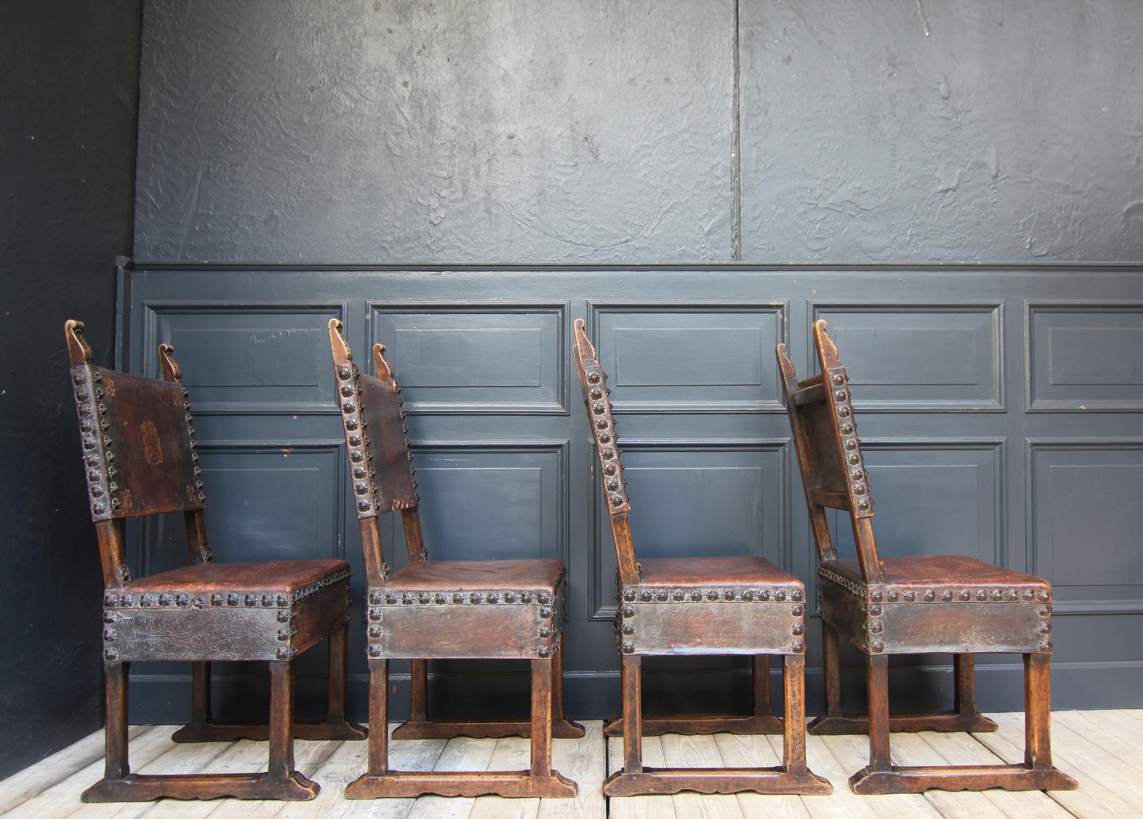 Ensemble de 4 chaises en noyer et cuir de style Renaissance par Krieger en vente 8