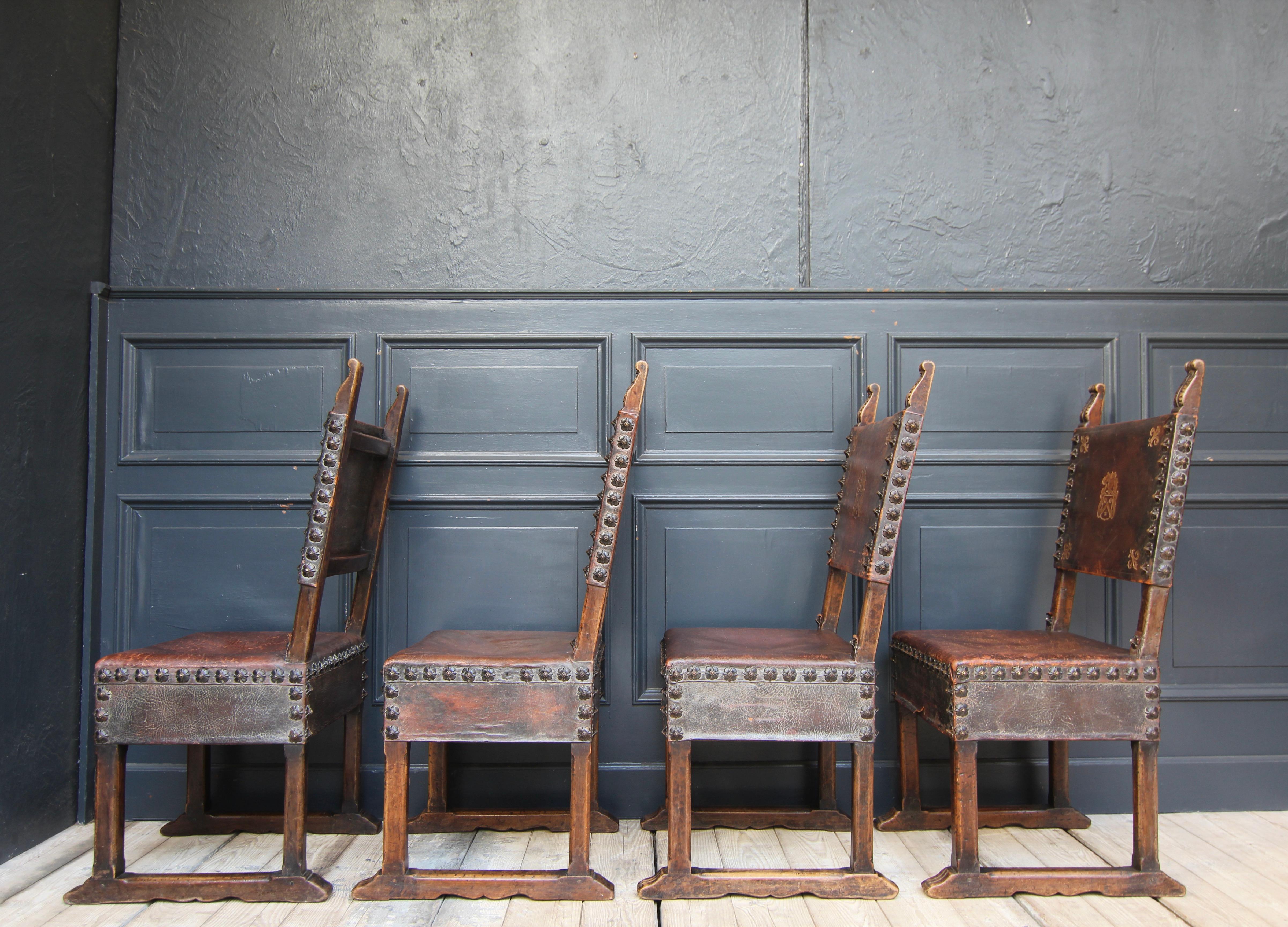 Ensemble de 4 chaises en noyer et cuir de style Renaissance par Krieger en vente 9