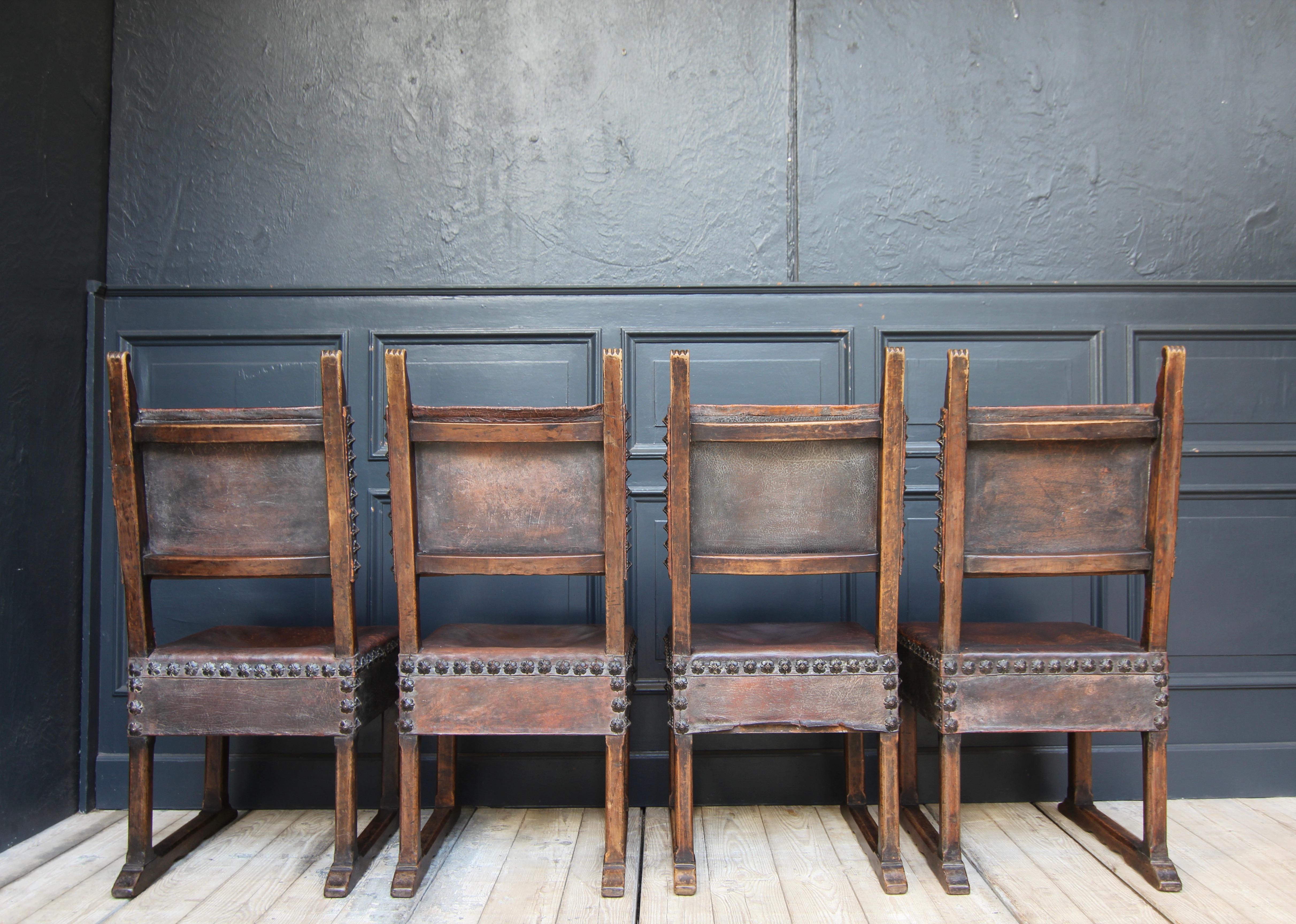 Ensemble de 4 chaises en noyer et cuir de style Renaissance par Krieger en vente 10