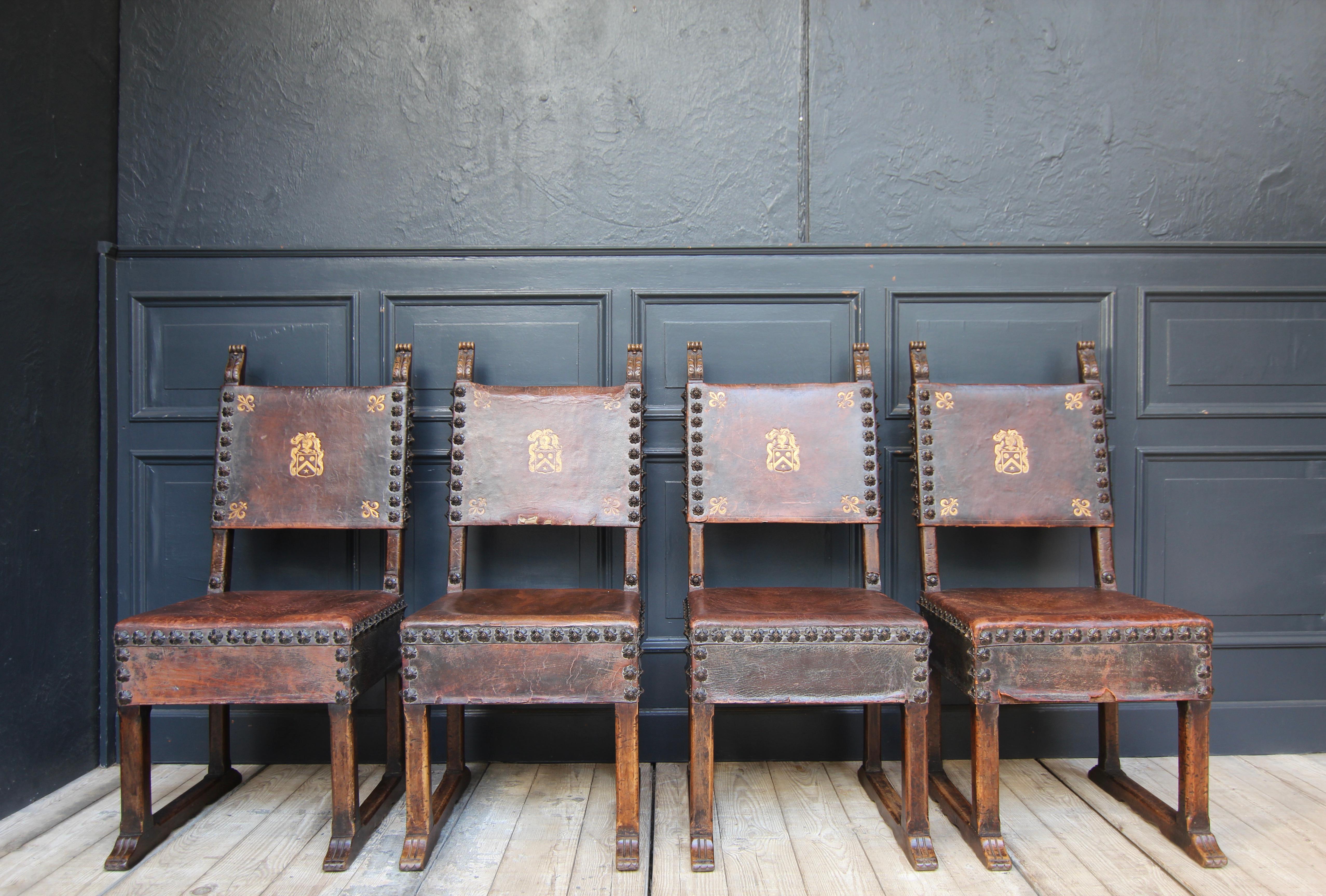 Ensemble de 4 chaises du célèbre fabricant parisien Maison Krieger. Probablement fin du 19ème siècle.

Fabriqués dans le style de la Renaissance italienne, ils étaient très populaires, surtout avec des accoudoirs, au XVIe et XVIIe siècle, non