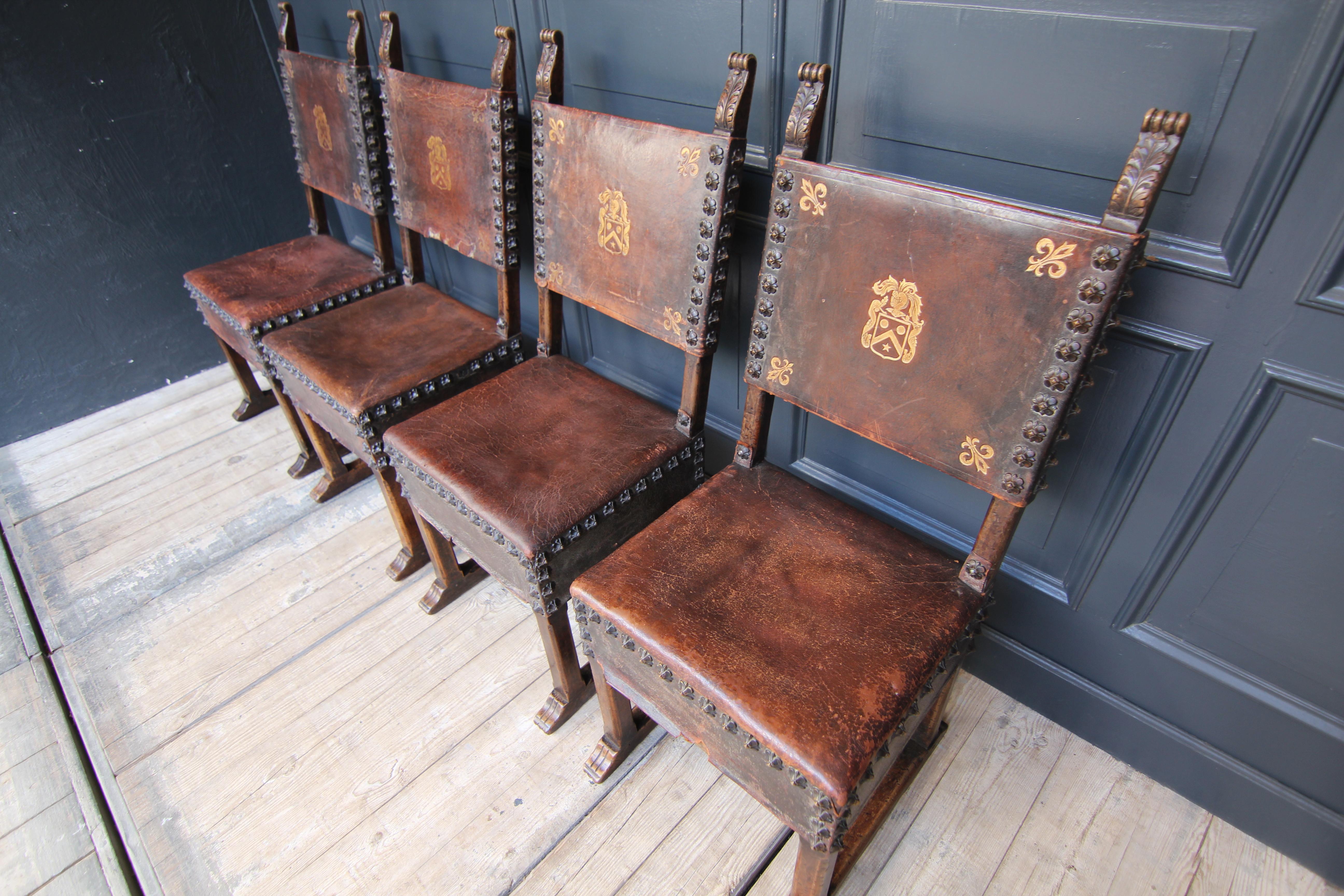 Satz von 4 Stühlen aus Nussbaumholz und Leder im Renaissance-Stil von Krieger (19. Jahrhundert) im Angebot