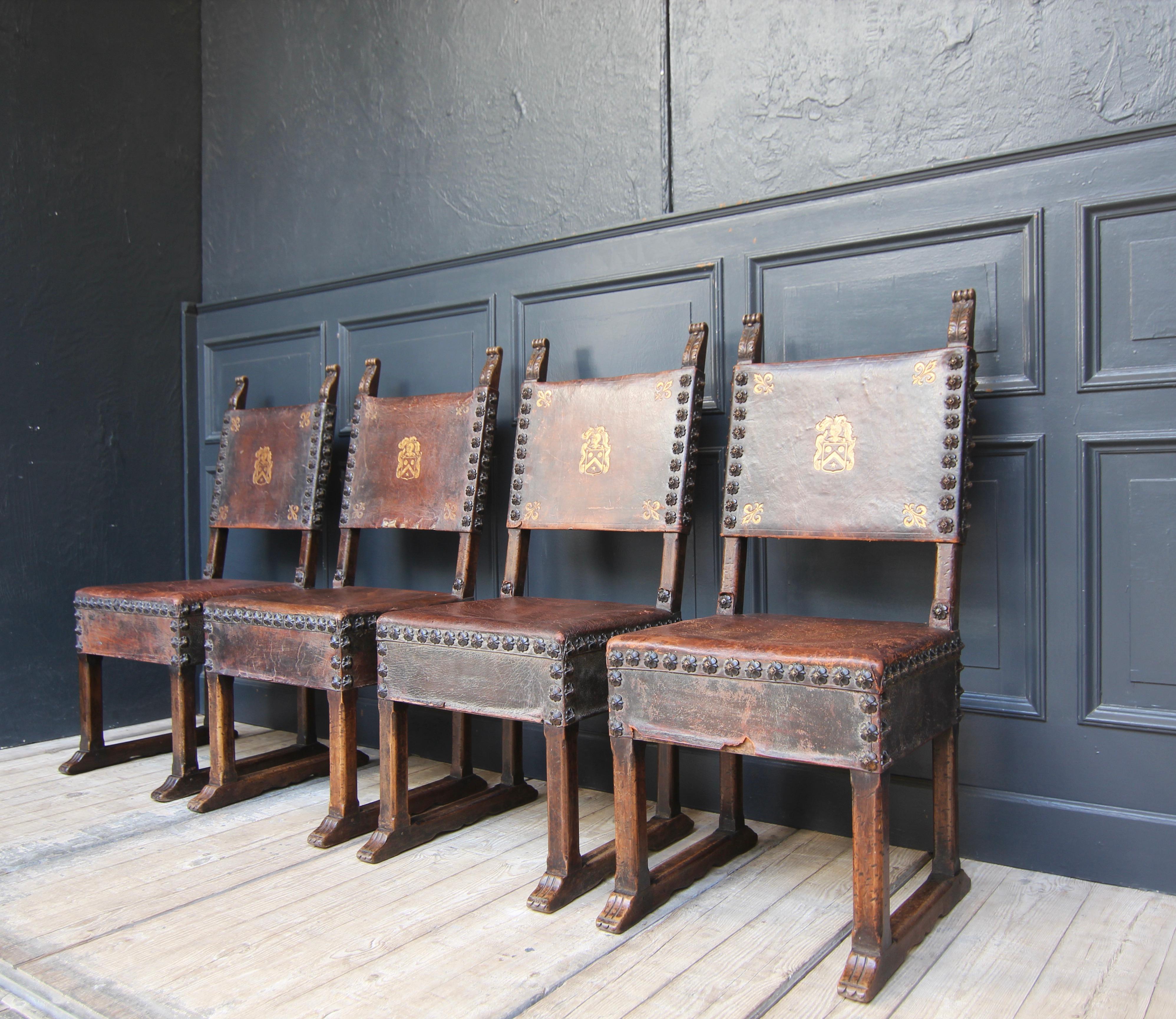 XIXe siècle Ensemble de 4 chaises en noyer et cuir de style Renaissance par Krieger en vente