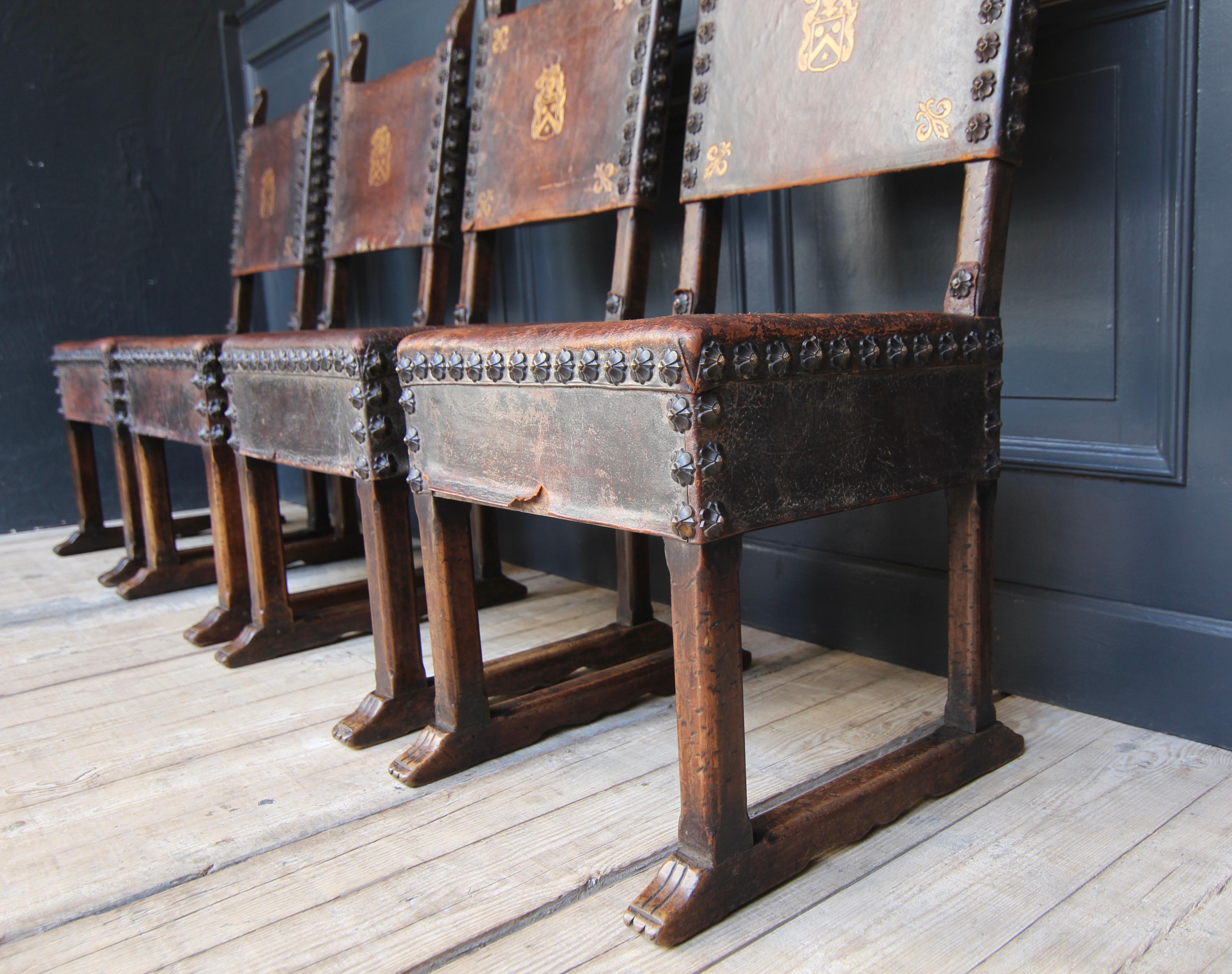 Cuir Ensemble de 4 chaises en noyer et cuir de style Renaissance par Krieger en vente