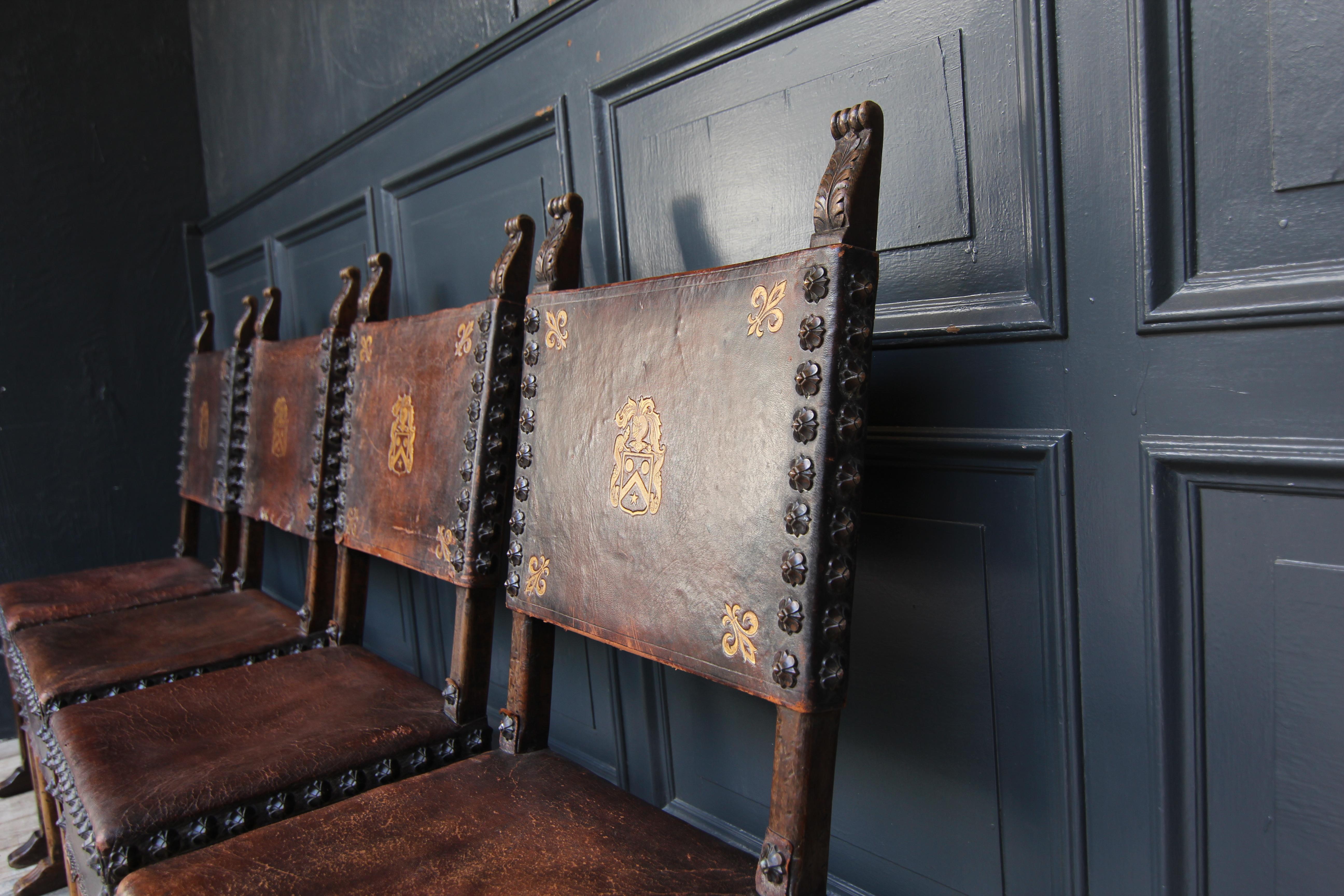 Ensemble de 4 chaises en noyer et cuir de style Renaissance par Krieger en vente 1