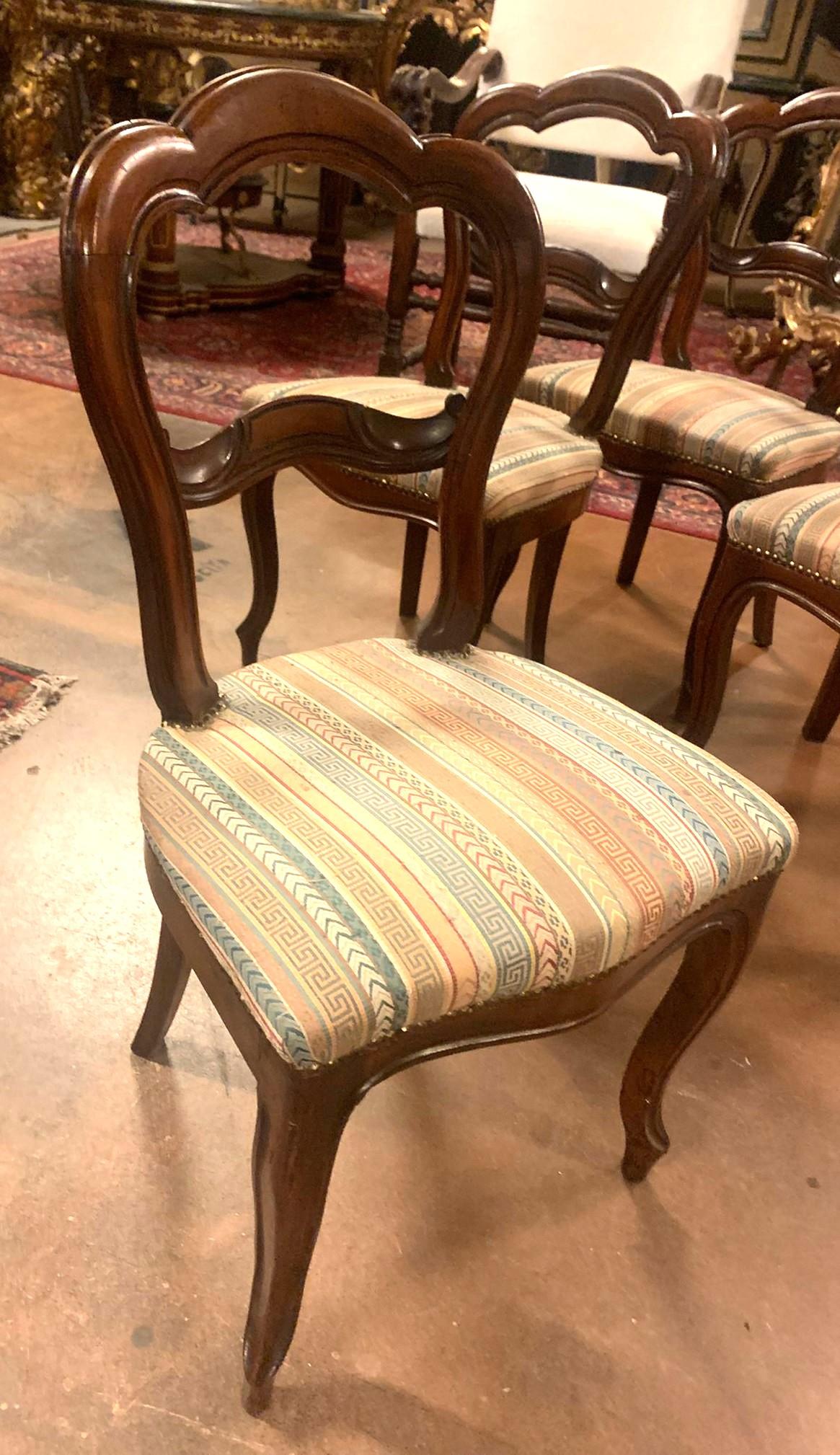 set of 4 walnut chairs, curved backrest and padded seat, Italy In Good Condition For Sale In Cuneo, Italy (CN)