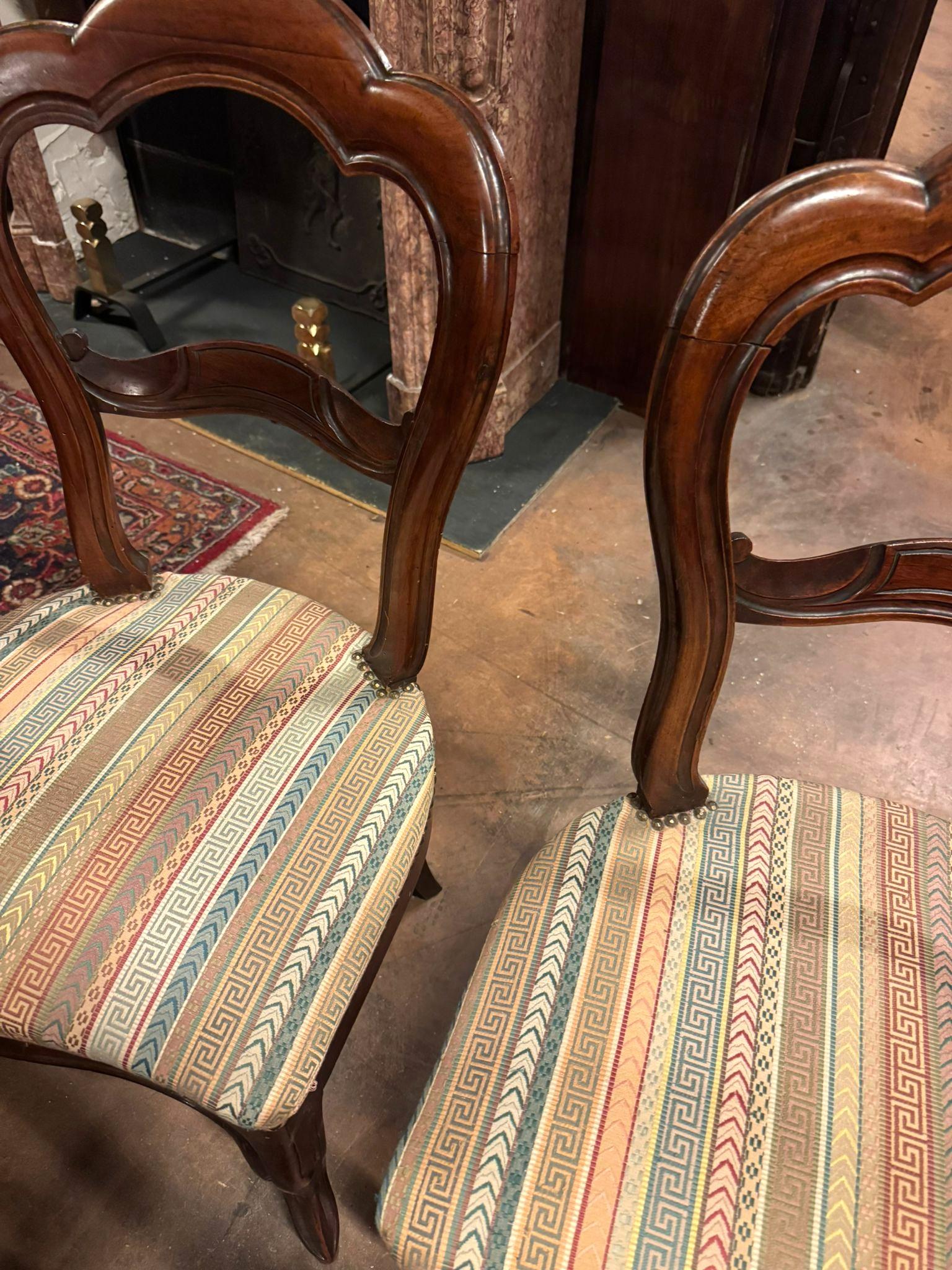 19th Century set of 4 walnut chairs, curved backrest and padded seat, Italy For Sale
