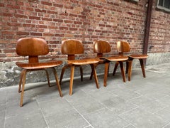 Satz von 4 DCW-Esszimmerstühlen aus Nussbaumholz, Charles and Ray Eames für Herman Miller 1950er Jahre