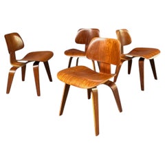 Satz von 4 DCW-Esszimmerstühlen aus Nussbaumholz, Charles and Ray Eames für Herman Miller 1950er Jahre