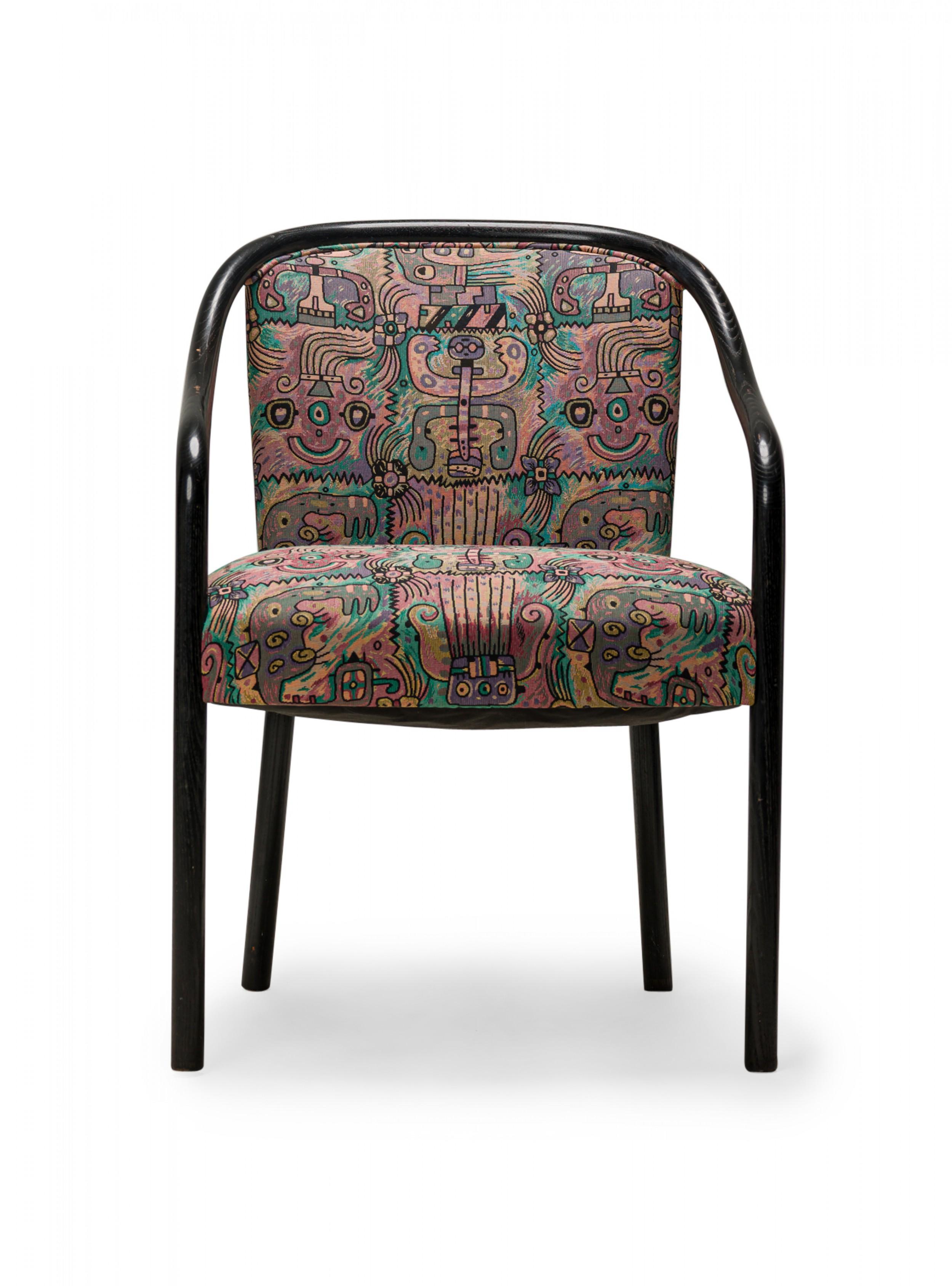 Ensemble de 4 fauteuils de salle à manger de style américain du milieu du siècle, avec des cadres en frêne cintré à la vapeur, peints en noir, et des sièges et dossiers recouverts de tissu à motifs multicolores. (WARD BENNETT)(PRIX PAR LOT)
