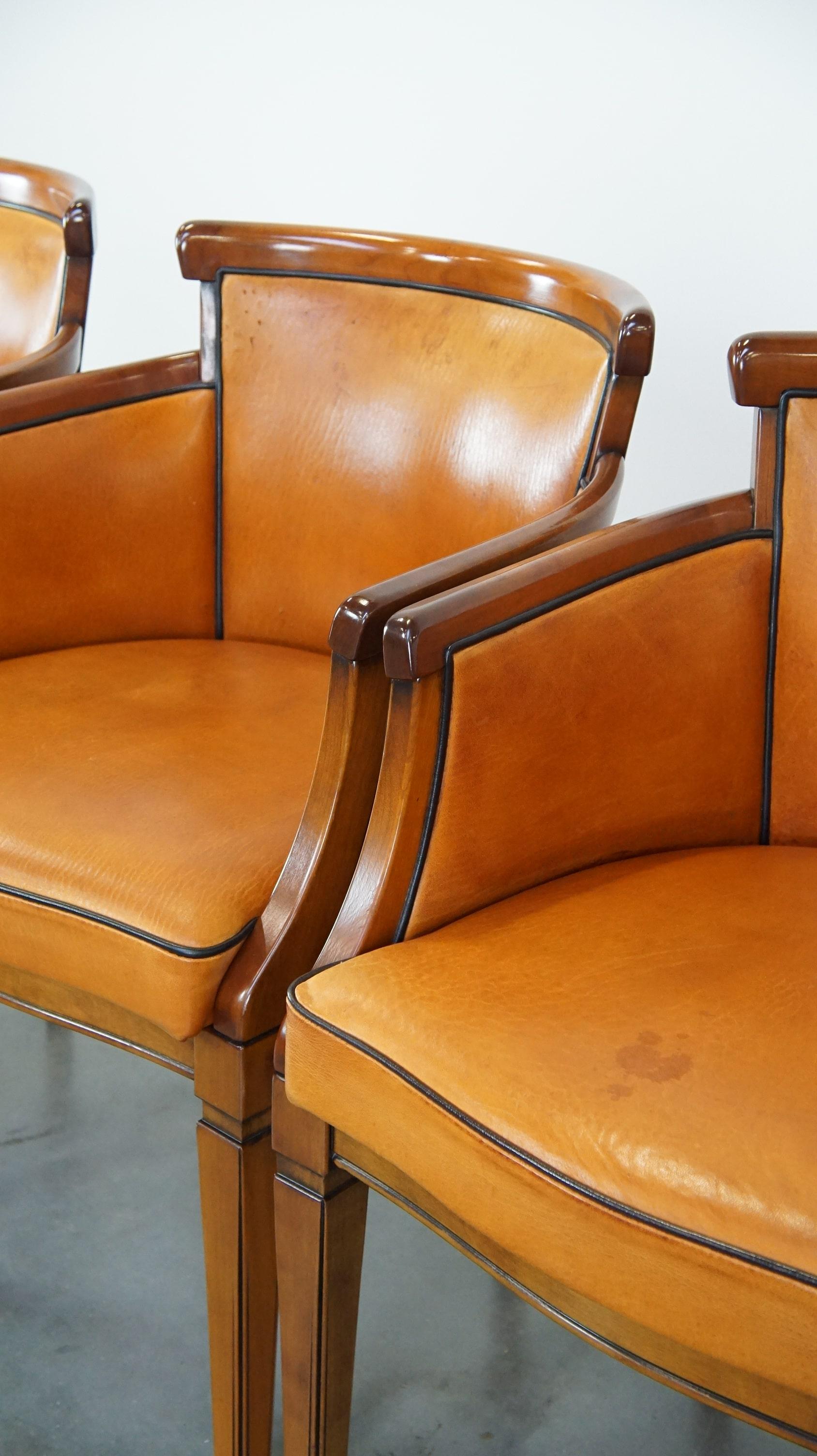 Conjunto de 4 cálidas sillas de comedor de piel de oveja combinadas con madera 9