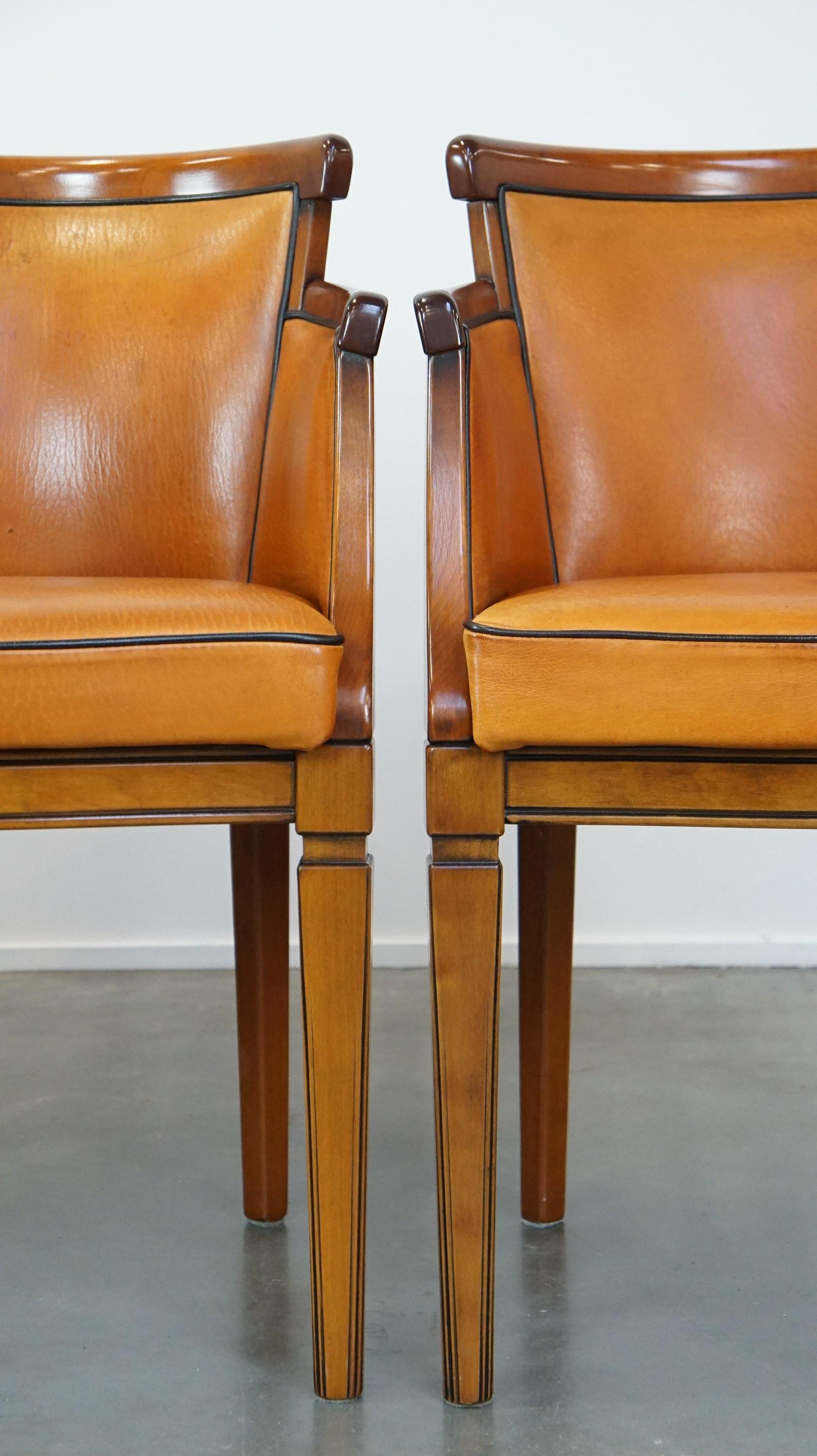 Conjunto de 4 cálidas sillas de comedor de piel de oveja combinadas con madera 10