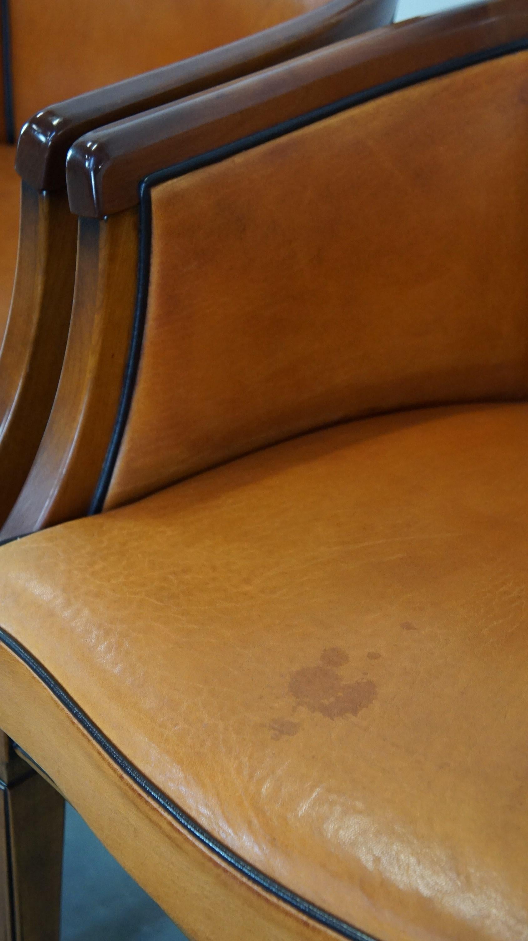 Conjunto de 4 cálidas sillas de comedor de piel de oveja combinadas con madera 11