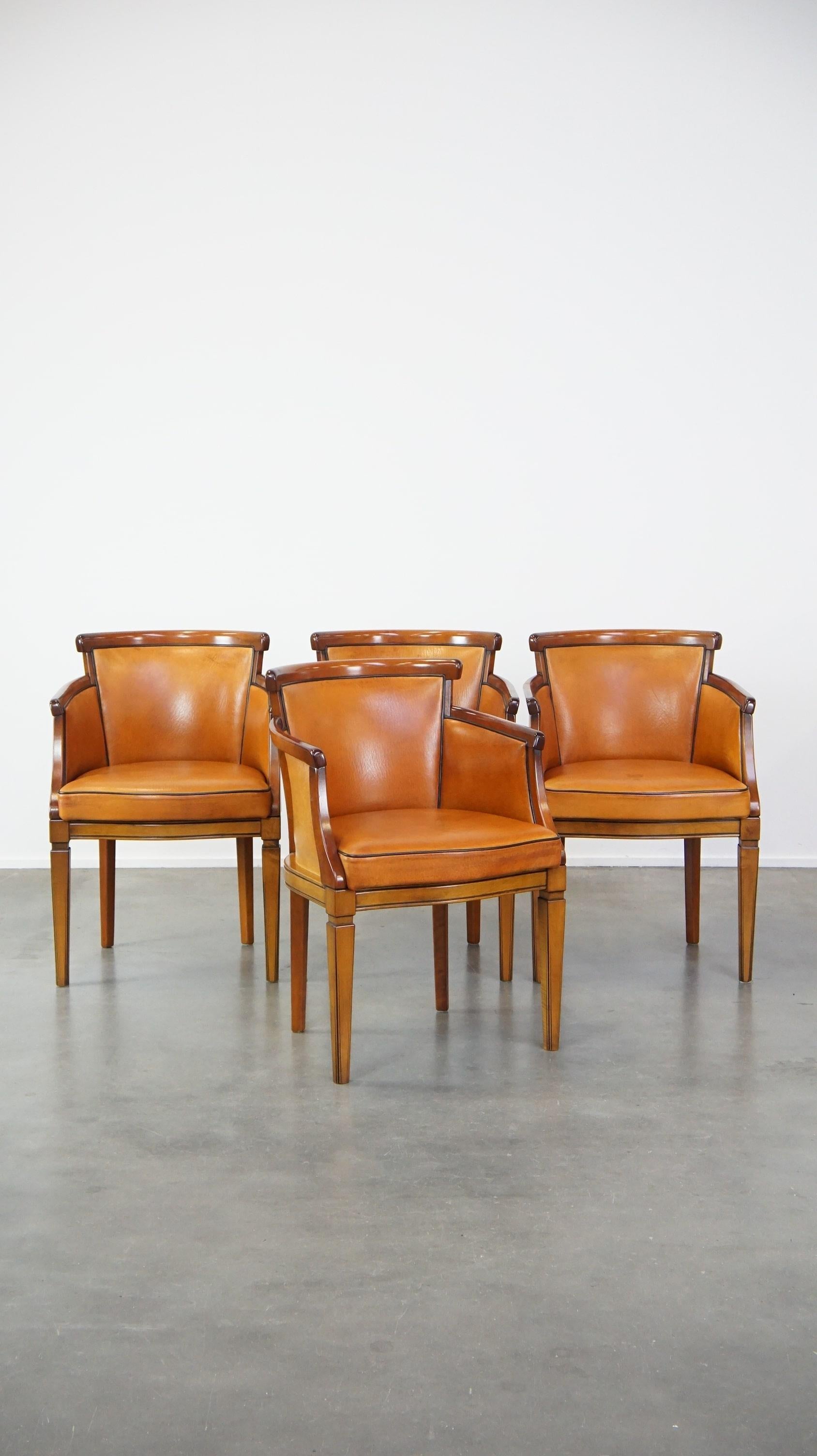 Se ofrece este conjunto de 4 cálidas sillas de comedor de cuero de oveja combinado con madera.

Estas bonitas y cómodas sillas de comedor de piel de cordero quedarán genial en casi cualquier mesa de comedor. Combinadas con madera, son muy cómodas y