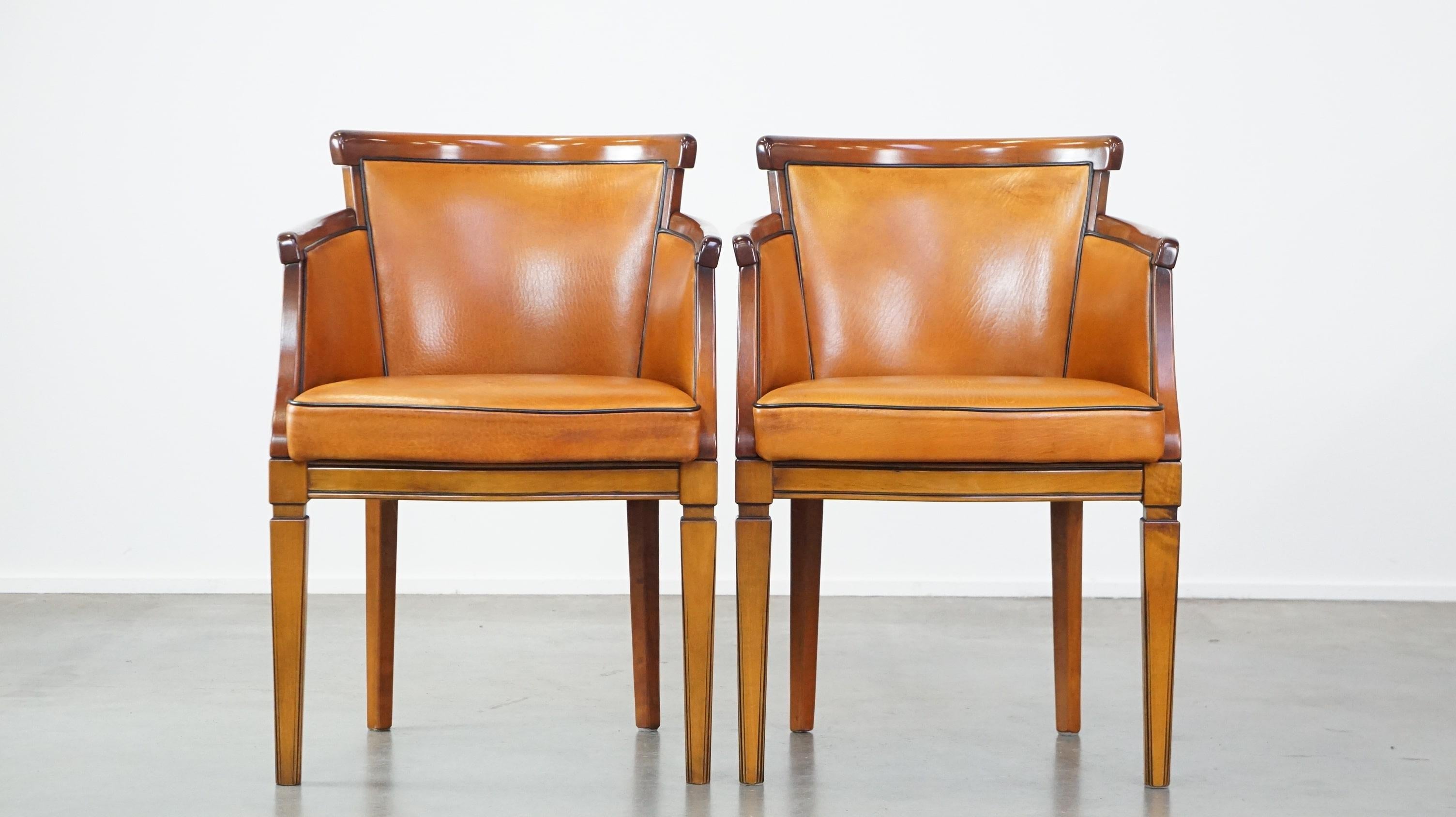 Conjunto de 4 cálidas sillas de comedor de piel de oveja combinadas con madera Holandés
