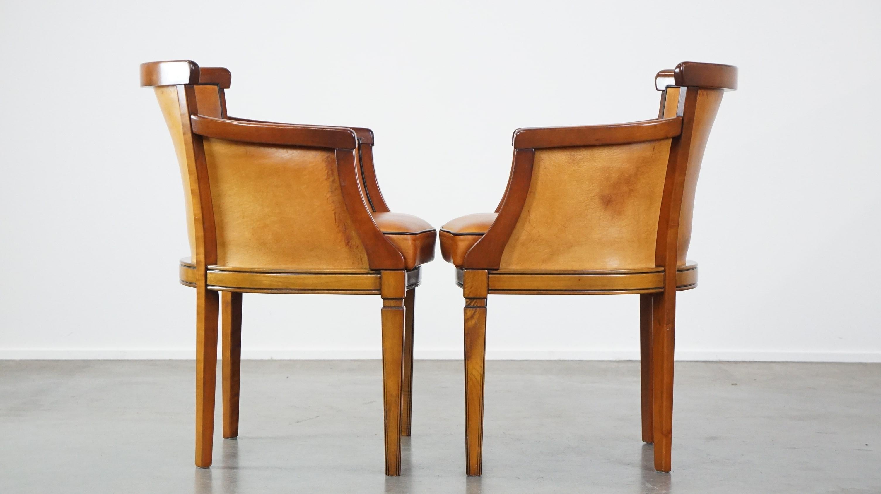 Conjunto de 4 cálidas sillas de comedor de piel de oveja combinadas con madera Hecho a mano