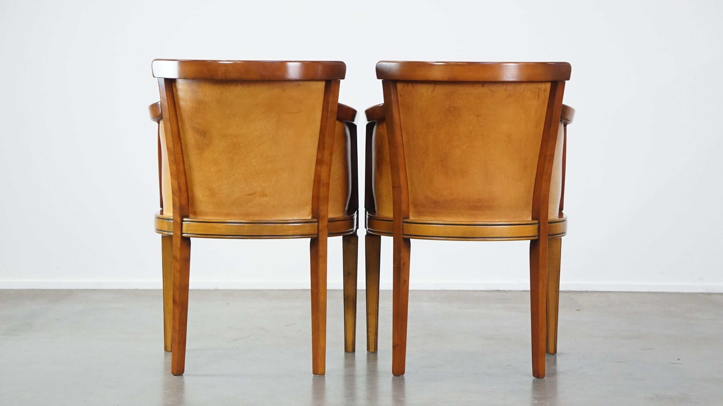Conjunto de 4 cálidas sillas de comedor de piel de oveja combinadas con madera en Bueno Estado en Harderwijk, NL