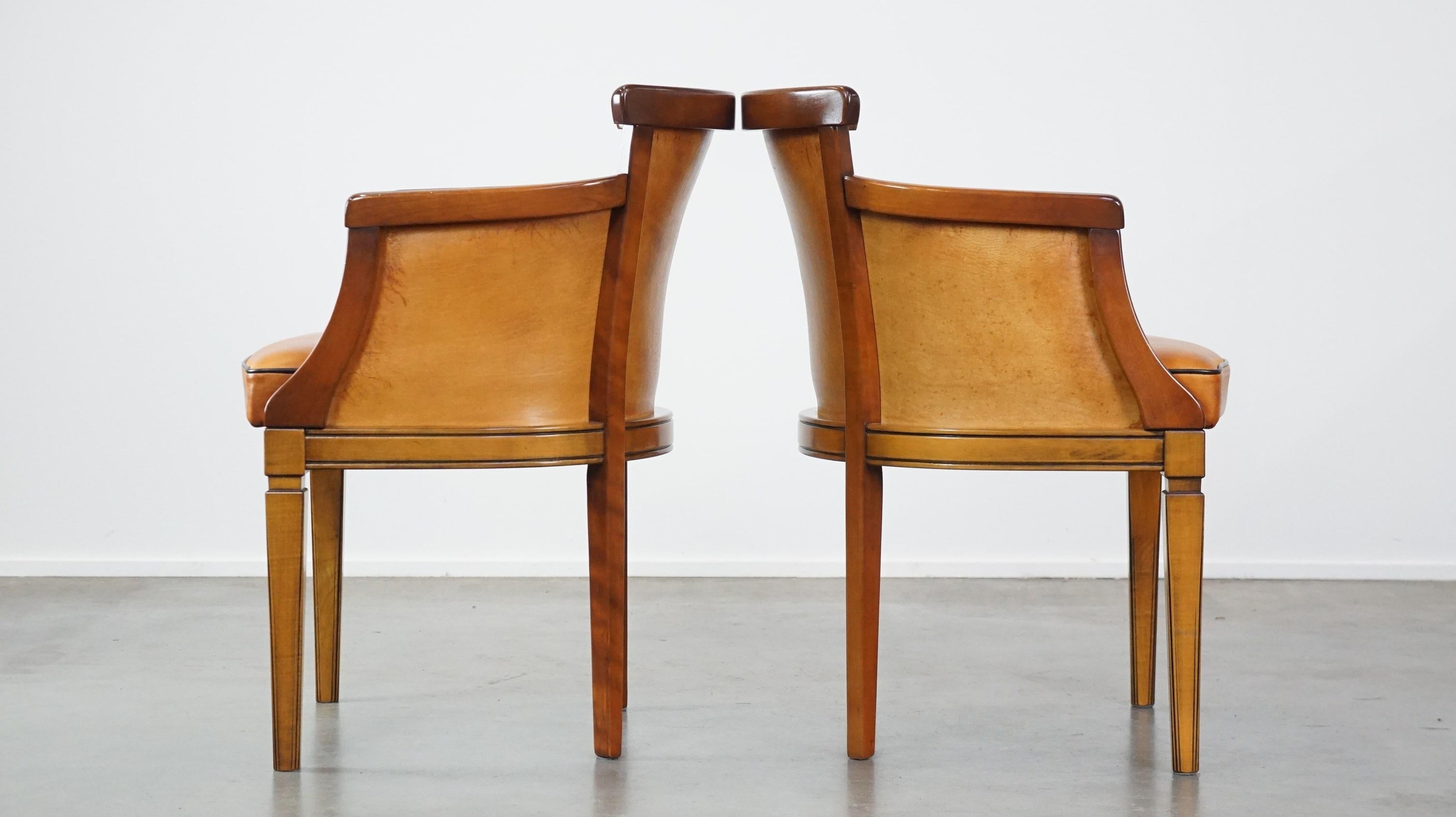 Conjunto de 4 cálidas sillas de comedor de piel de oveja combinadas con madera Siglo XXI y contemporáneo