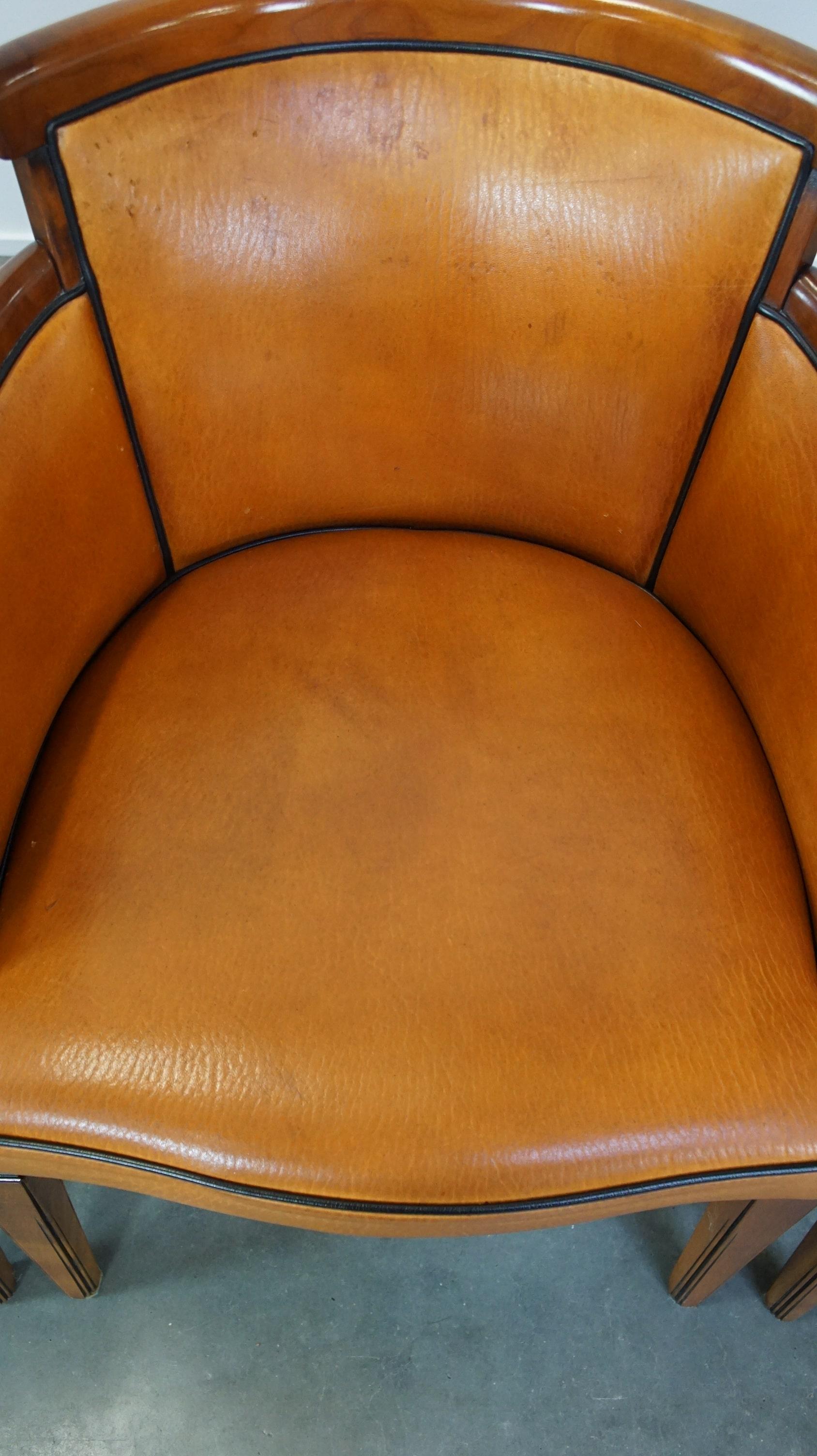 Conjunto de 4 cálidas sillas de comedor de piel de oveja combinadas con madera 2