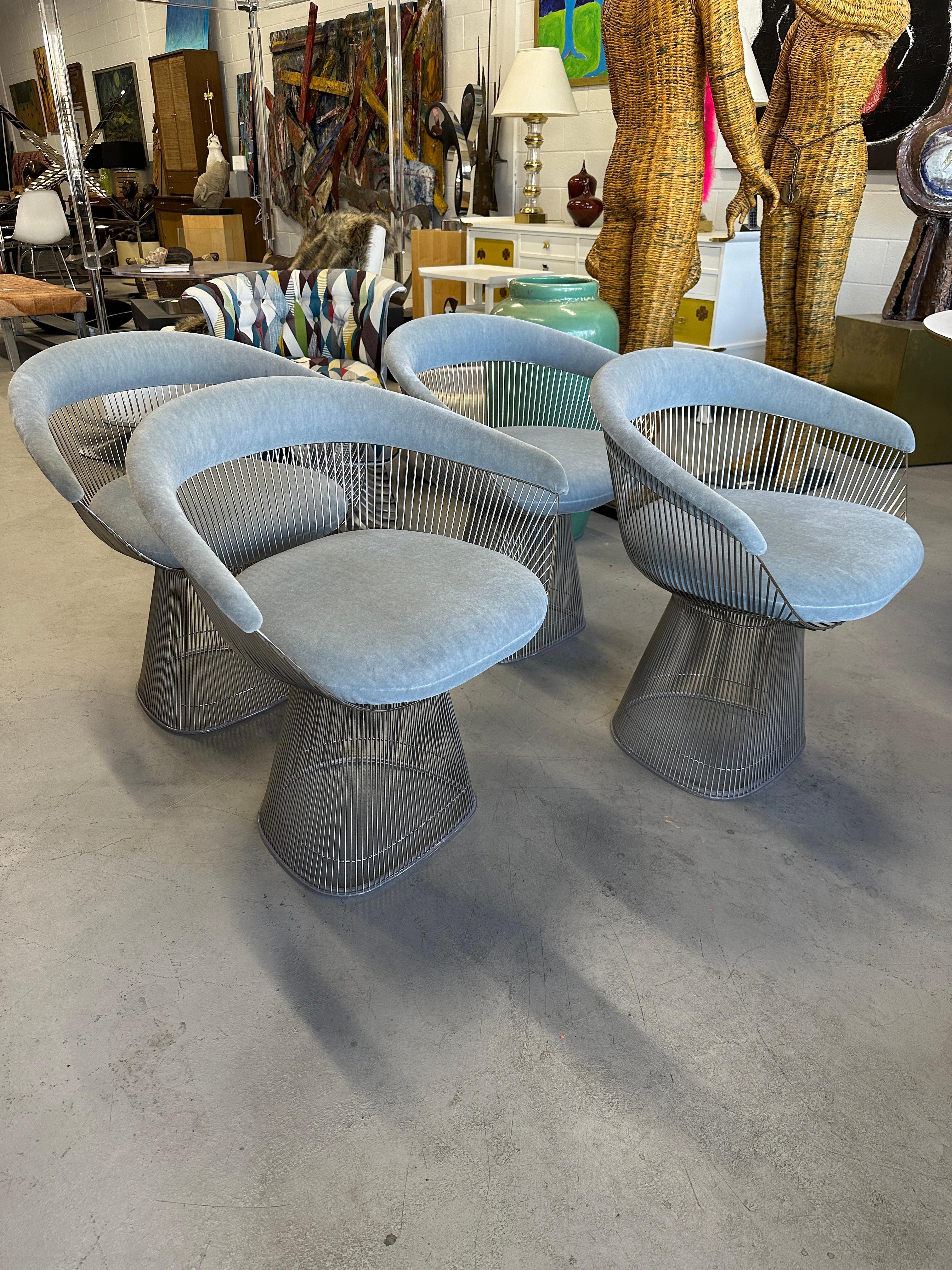 Set of 4 Warren Platner for Knoll Dining Arm Chairs in Knoll Swan Velvet In Good Condition In Palm Springs, CA