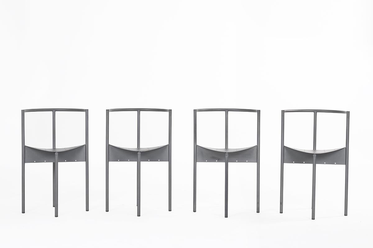 Ensemble de 4 chaises par Philippe Starck pour Disform en 1986
4 pieds, une assise et un dossier, le tout en métal laqué gris foncé
Design minimaliste