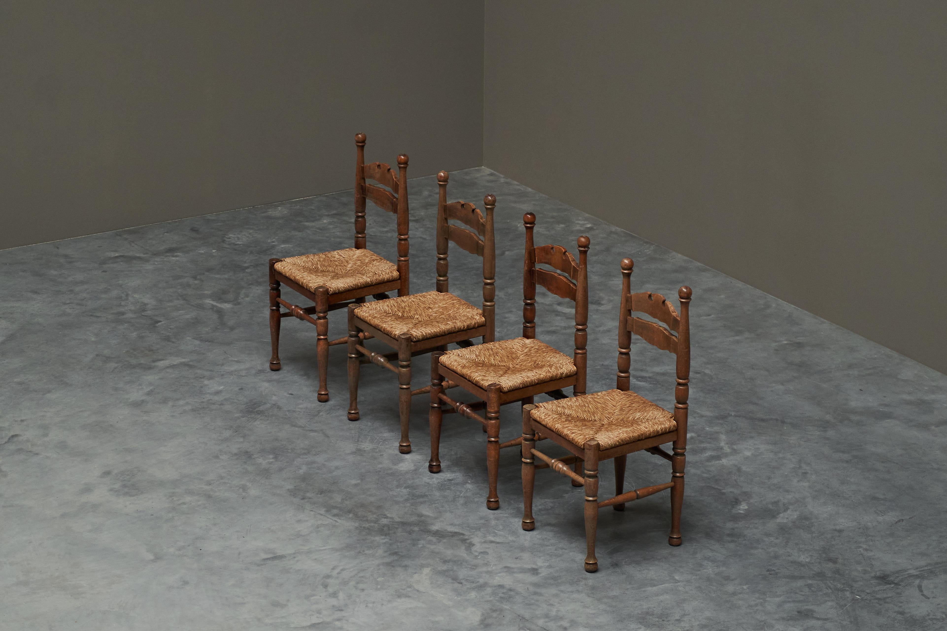 Set di 4 sedie stravaganti in Oak e giunco anni '50 in vendita 2