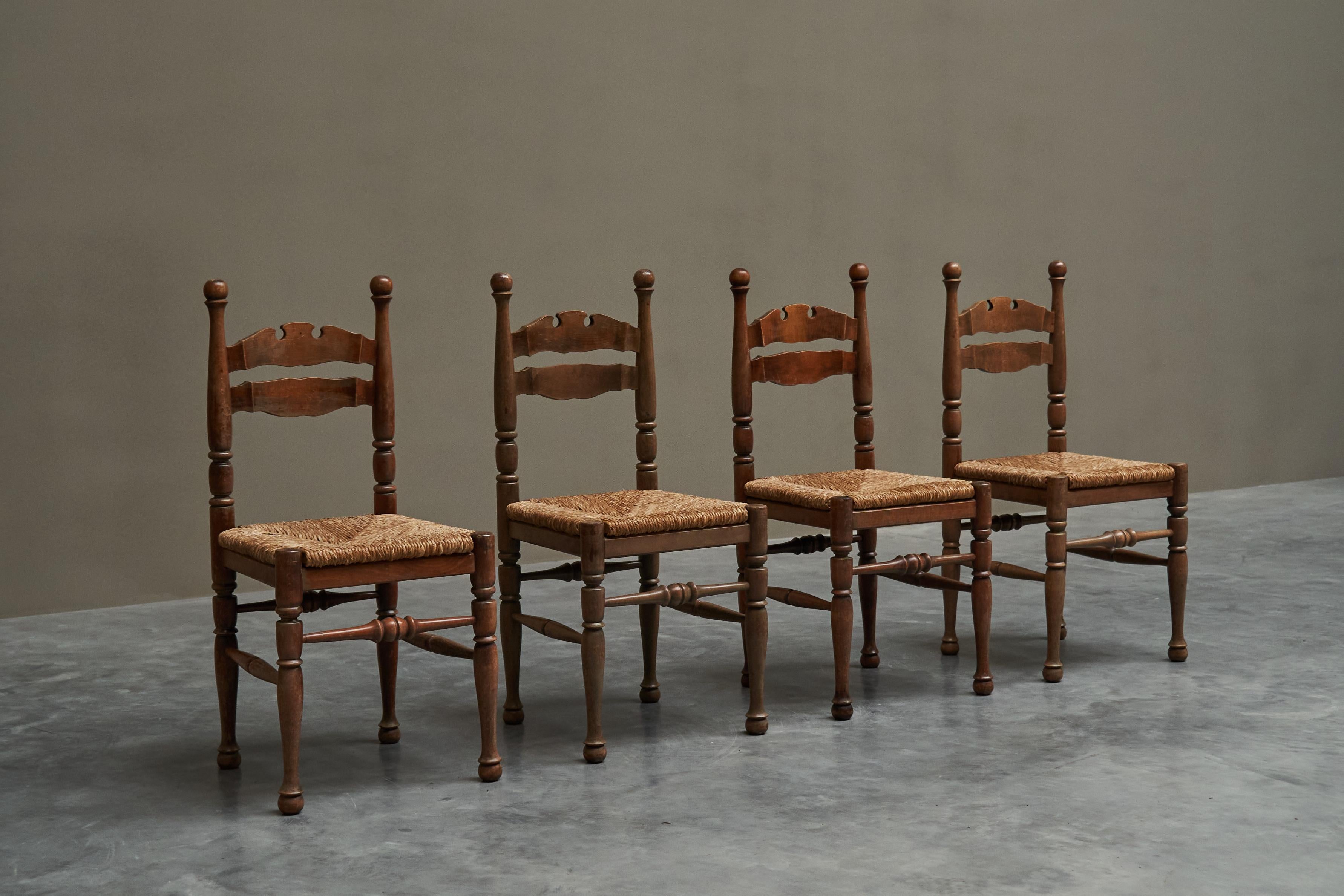 Set di 4 sedie stravaganti in Oak e giunco, Europa, anni '50.

Si tratta di un delizioso set di 4 sedie in rovere massiccio e giunco. Sono ricche di dettagli meravigliosi come lo schienale intagliato, i terminali arrotondati, i piedi arrotondati e