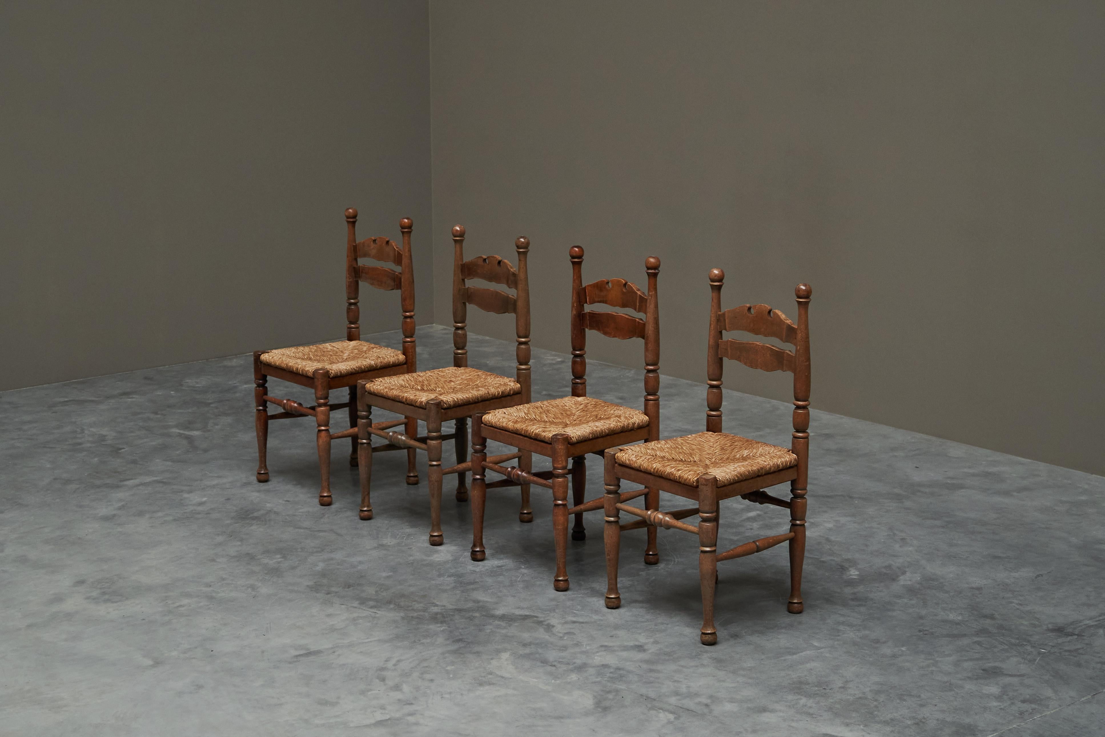 Europeo Set di 4 sedie stravaganti in Oak e giunco anni '50 in vendita
