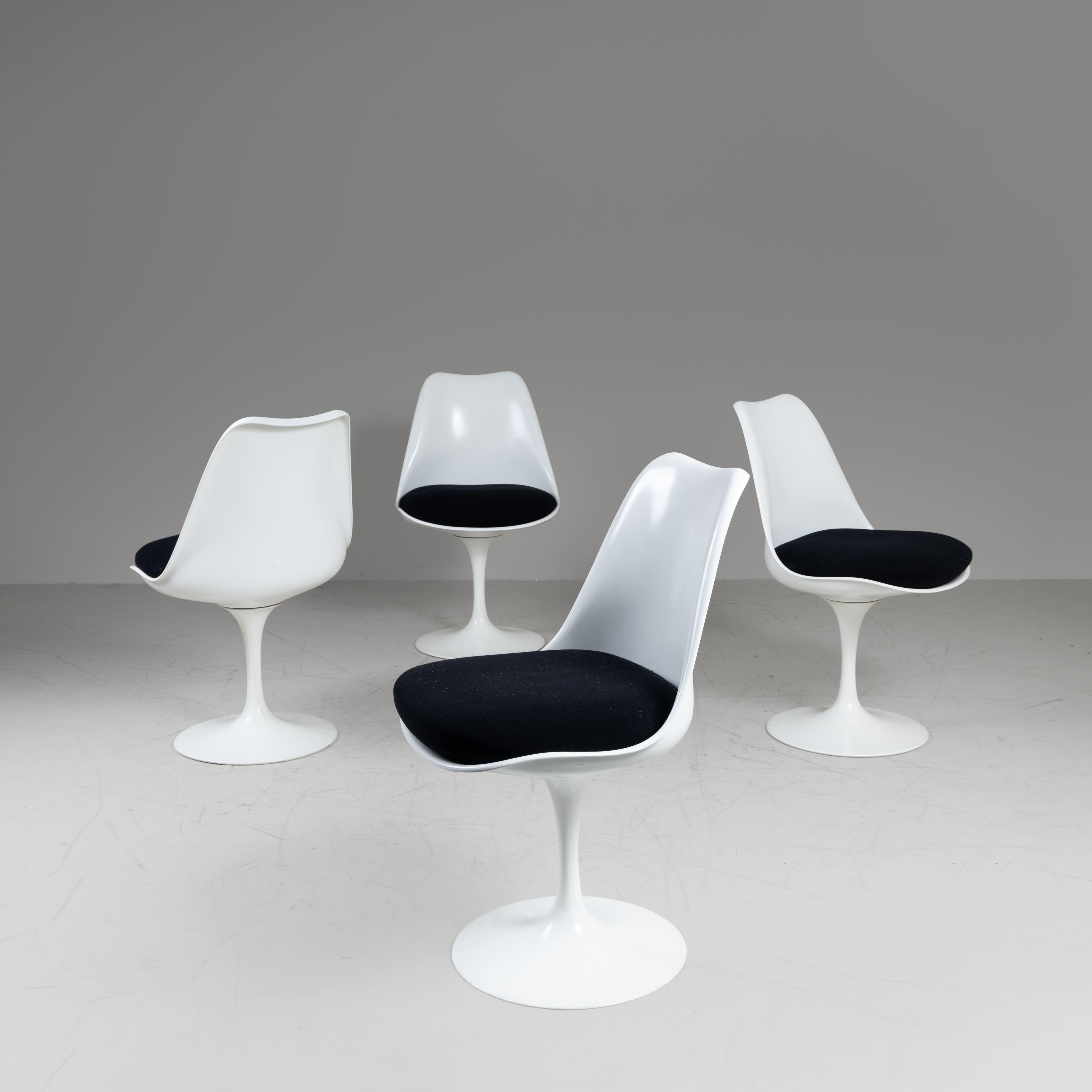 Die 1955 von Eero Saarinen für Knoll entworfenen Stühle Tulip Modell 769-S gehören zur legendären Pedestal Collection. Mit ihrem charakteristischen Gestell aus lackiertem Aluminium und der Schale aus Fiberglas verkörpern diese Stühle Saarinens
