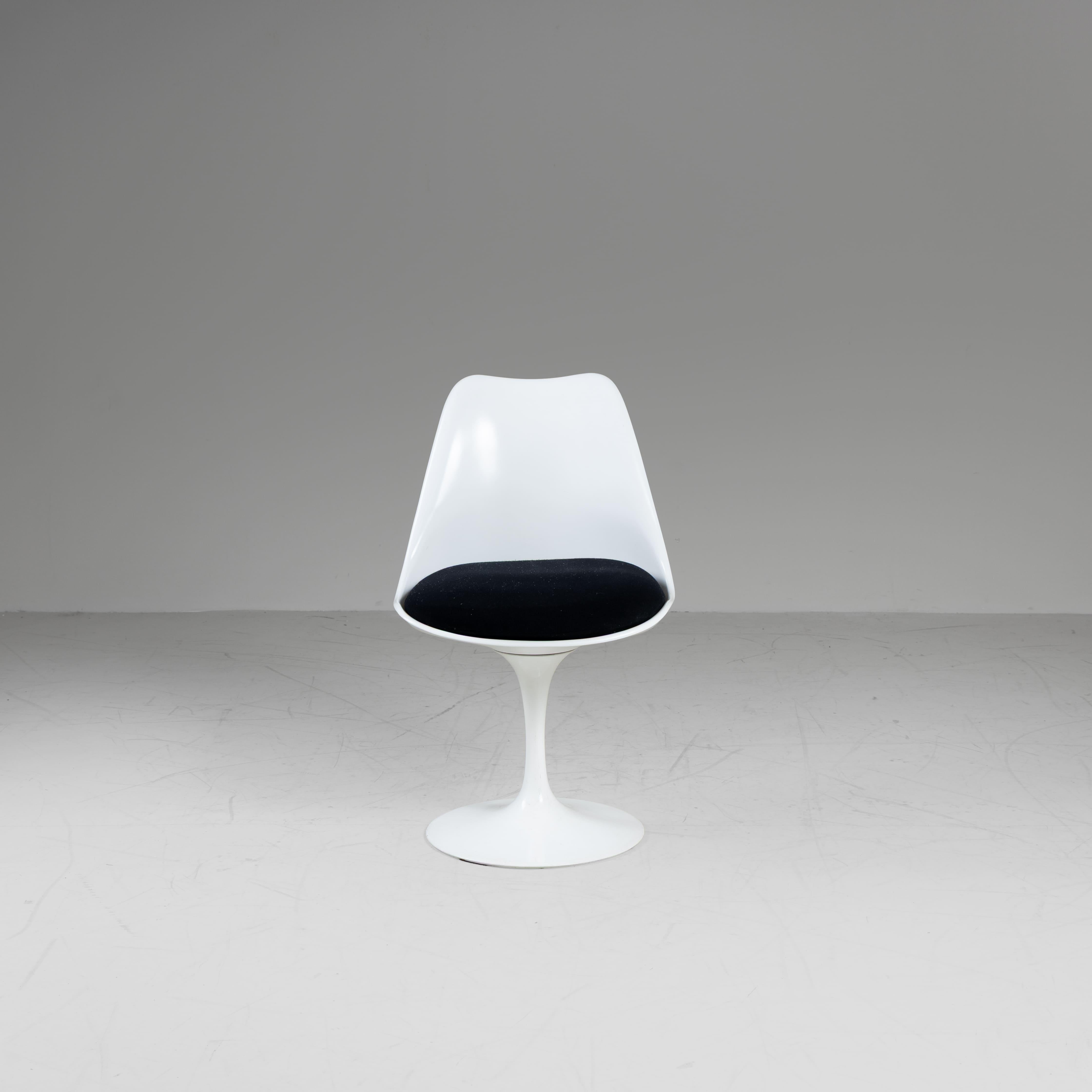 4 Stühle Tulip 769-S, weiß und blau, Eero Saarinen, Knoll, 1955 modern (Moderne der Mitte des Jahrhunderts) im Angebot