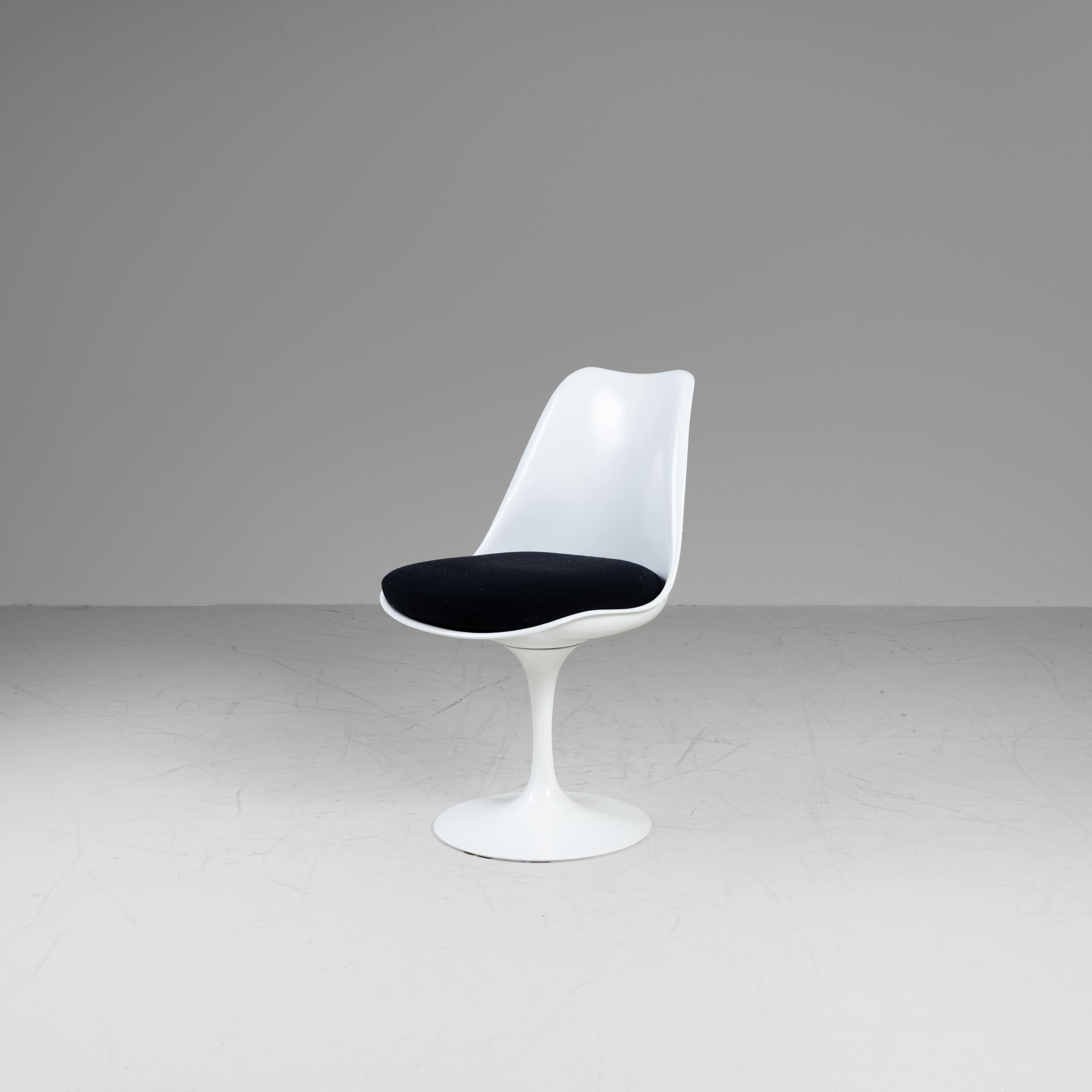 4 Stühle Tulip 769-S, weiß und blau, Eero Saarinen, Knoll, 1955 modern (Italian) im Angebot