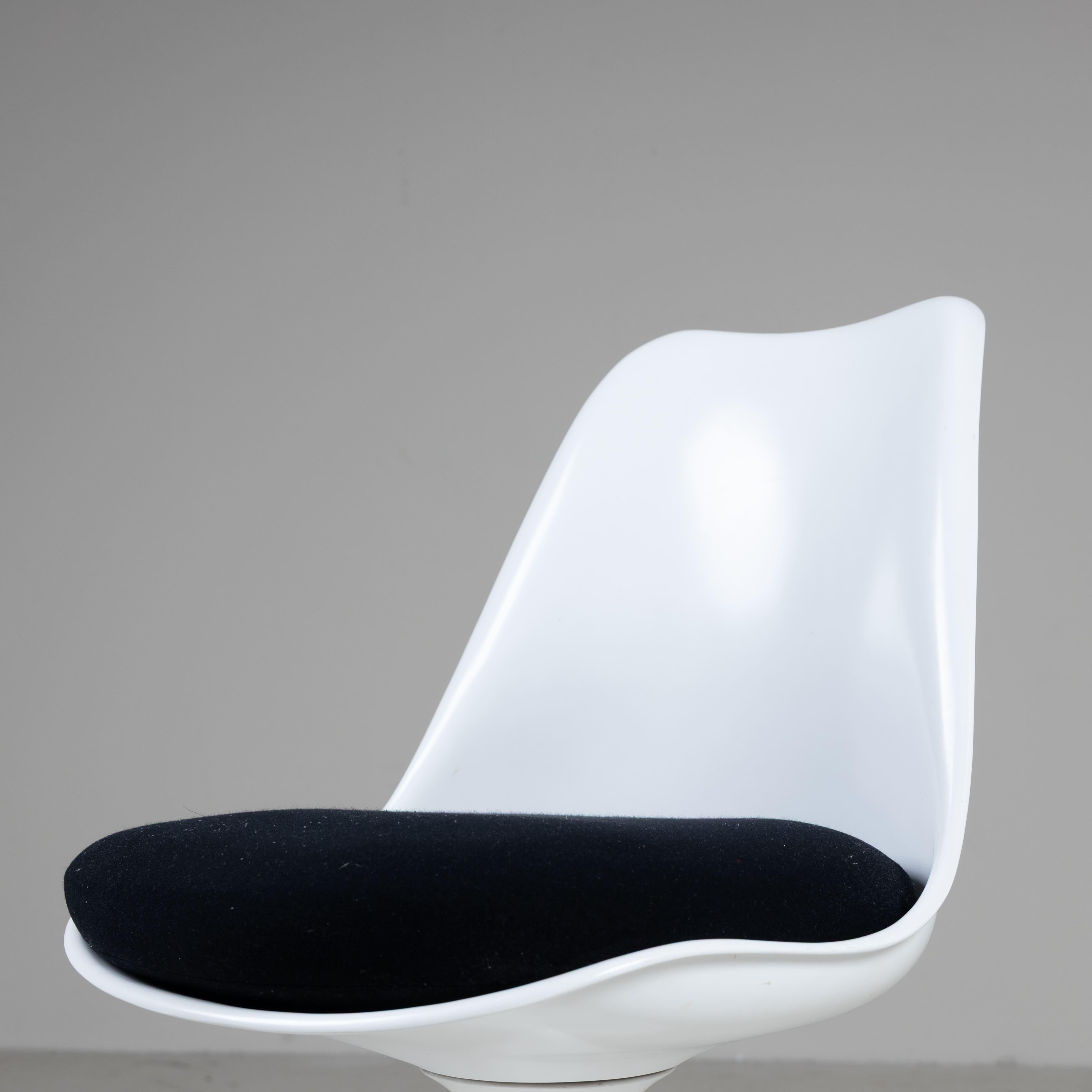 4 Stühle Tulip 769-S, weiß und blau, Eero Saarinen, Knoll, 1955 modern im Angebot 1