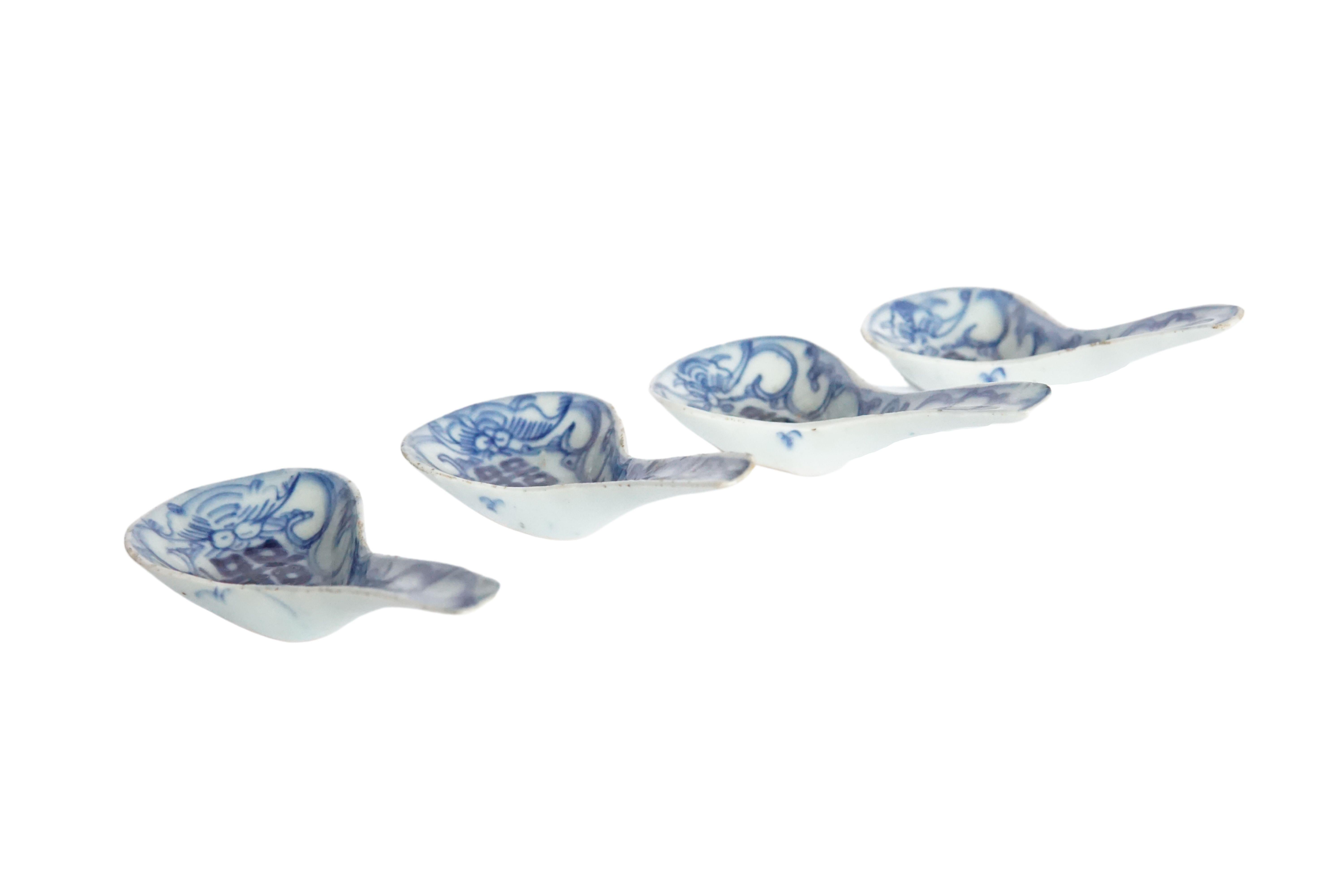 Glazed Set of 4 White & Blue Chinese Ceramic / Porcelain Spoons, Double Happiness For Sale