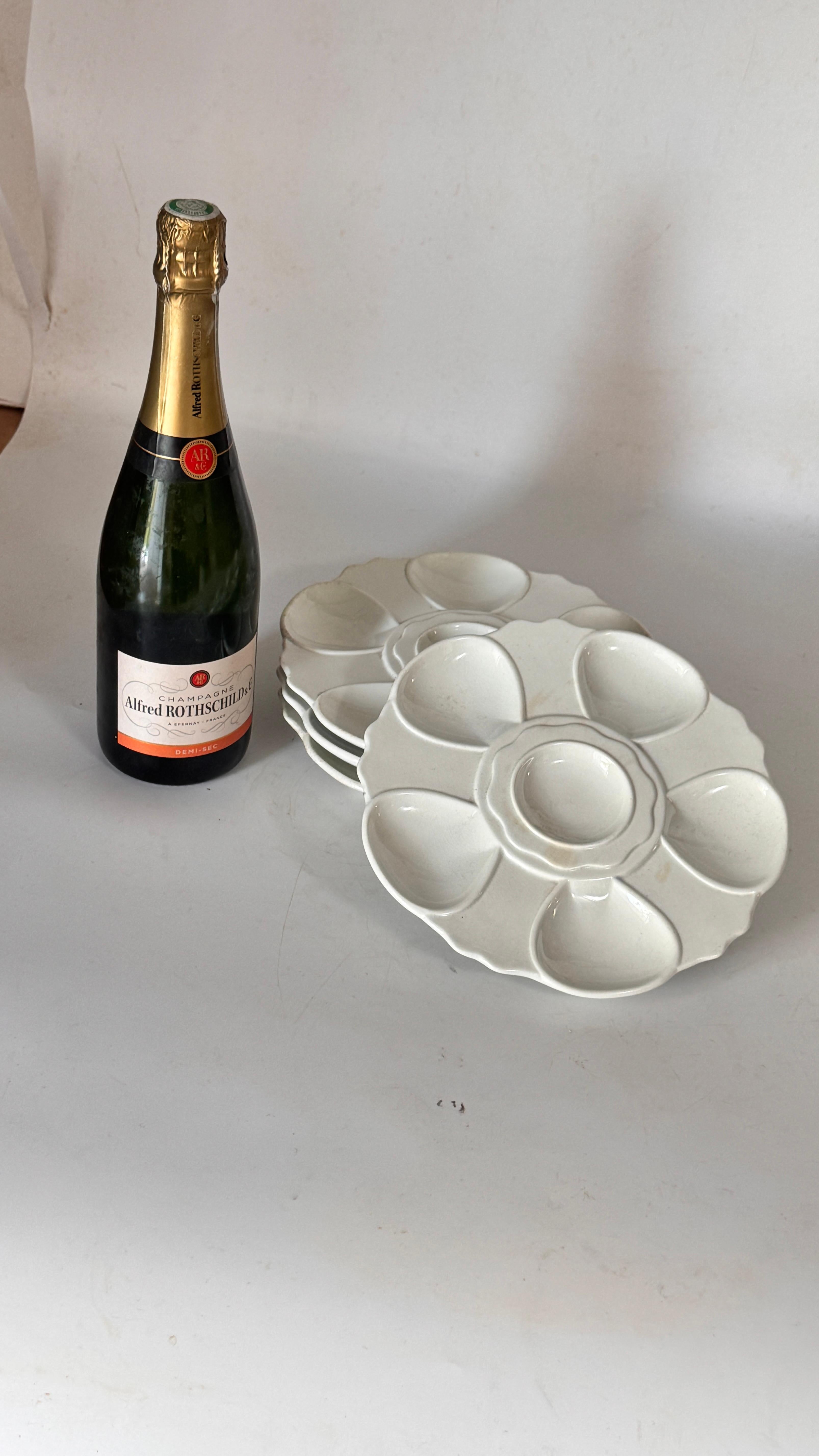 Set of 4 White Ceramic Oyster Plates – 1970s French Mid-Century Design

Description:
This elegant set of four oyster plates was made in France in the 1970s. Crafted in glossy white ceramic, each plate rests on small rounded ball feet that give them