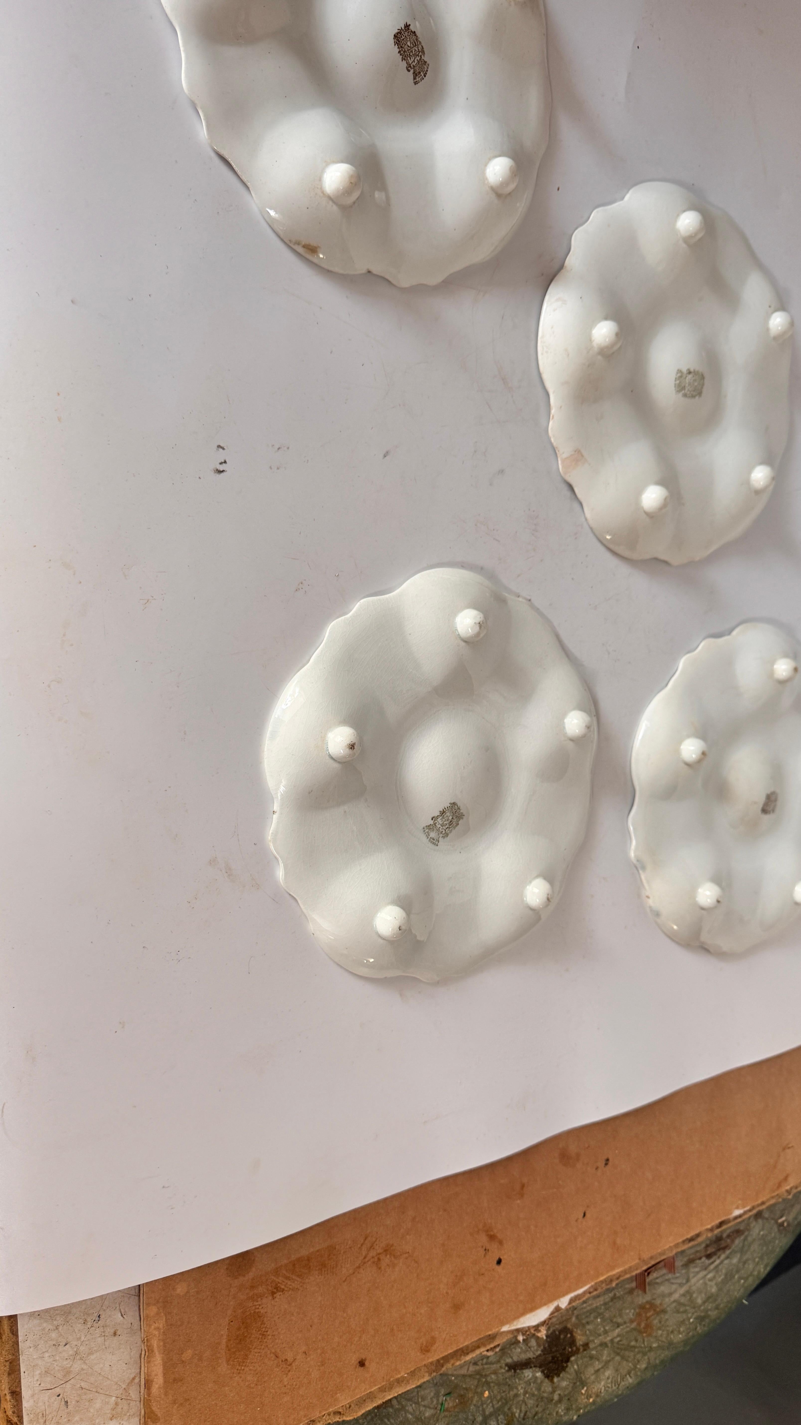 Set of 4 White Ceramic Oyster Plates – 1970s French Mid-Century Design (Französisch) im Angebot