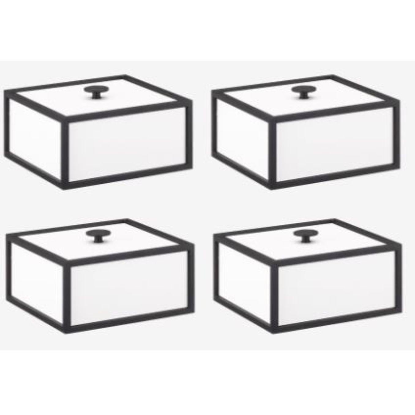 4er-Set weißer Rahmen 14 Box von Lassen
Abmessungen: D 10 x B 10 x H 7 cm 
MATERIALIEN: Finér, Melamin, Melamin, Metall, Furnier
Gewicht: 1.10 kg

Frame Box ist eine quadratische Box in kubistischer Form. Die schlichten Kästen sind von den