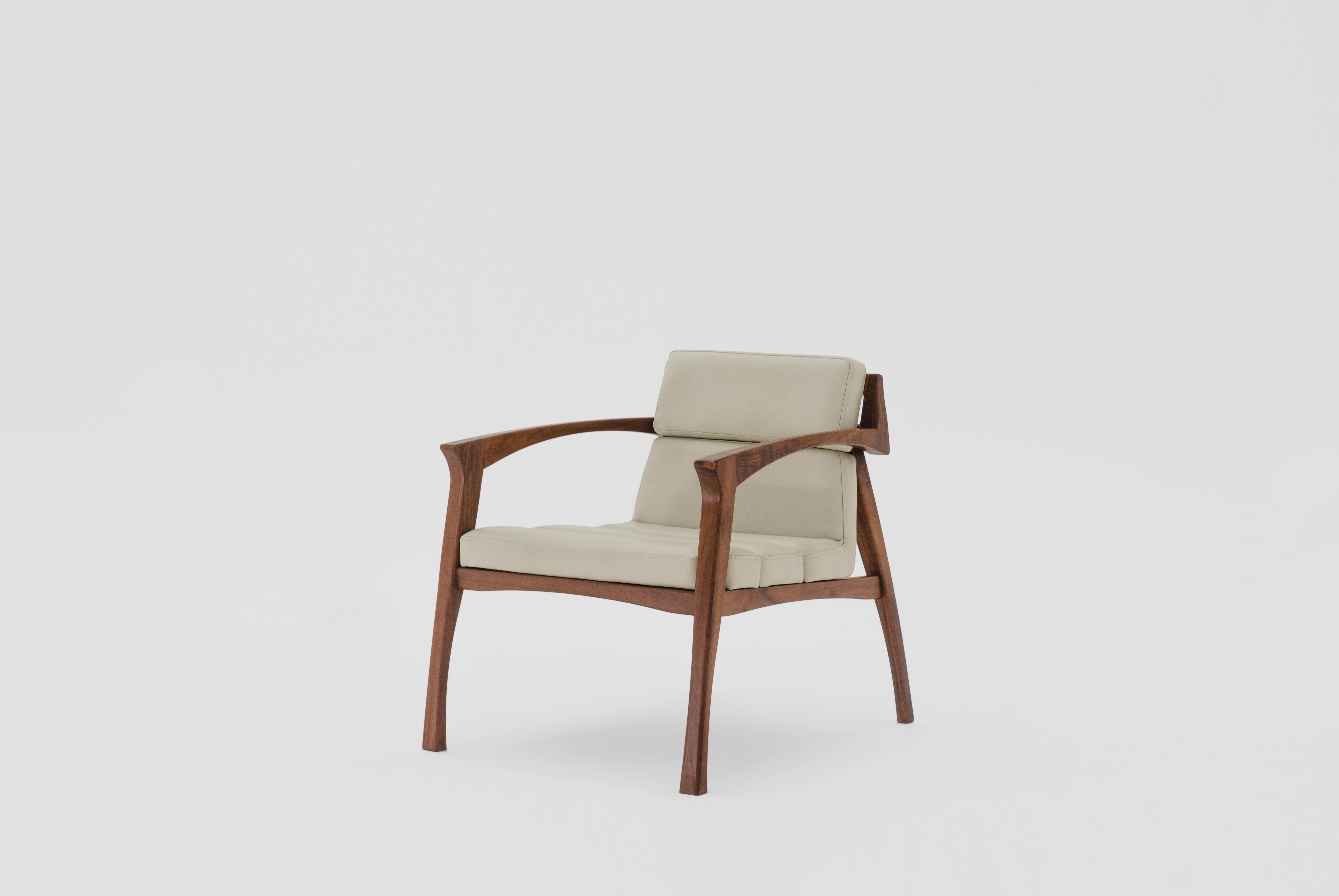 Ensemble de 4 fauteuils helmut blancs d'Arturo Verástegui
Dimensions : D 72 x L 76 x H 70 cm
Matériaux : bois de noyer, cuir.

Fauteuil en noyer vert massif, cuir.

Arturo Verástegui est le directeur et fondateur de Breuer depuis 2015. Arturo a