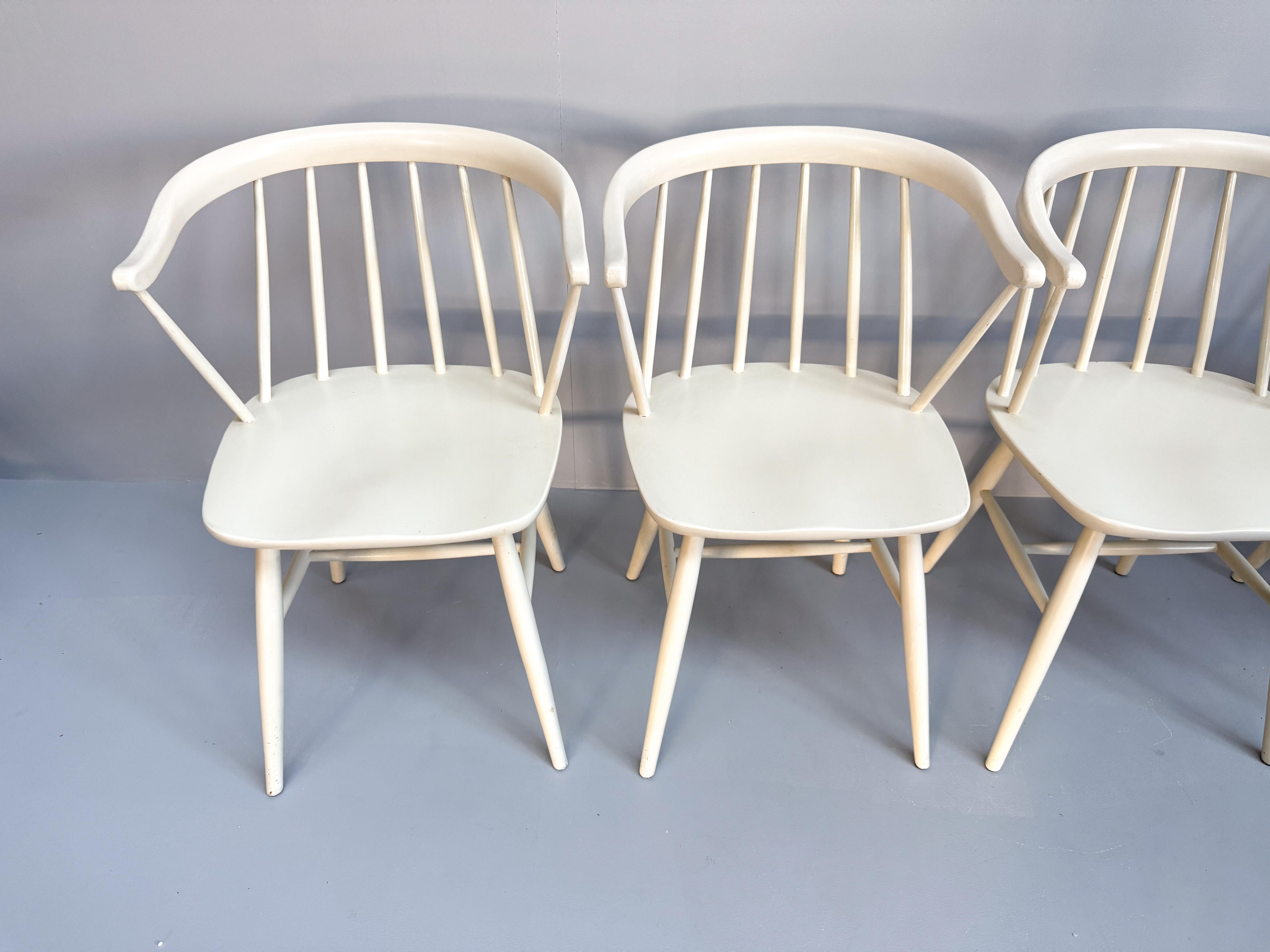 Ein schöner Satz von vier skandinavischen Esstischstühlen mit Spindellehne von Nesto, Schweden (1960er Jahre). Die aus Massivholz gefertigten und in elegantem Weiß lackierten Stühle spiegeln die zeitlose Schlichtheit des nordischen Designs wider.