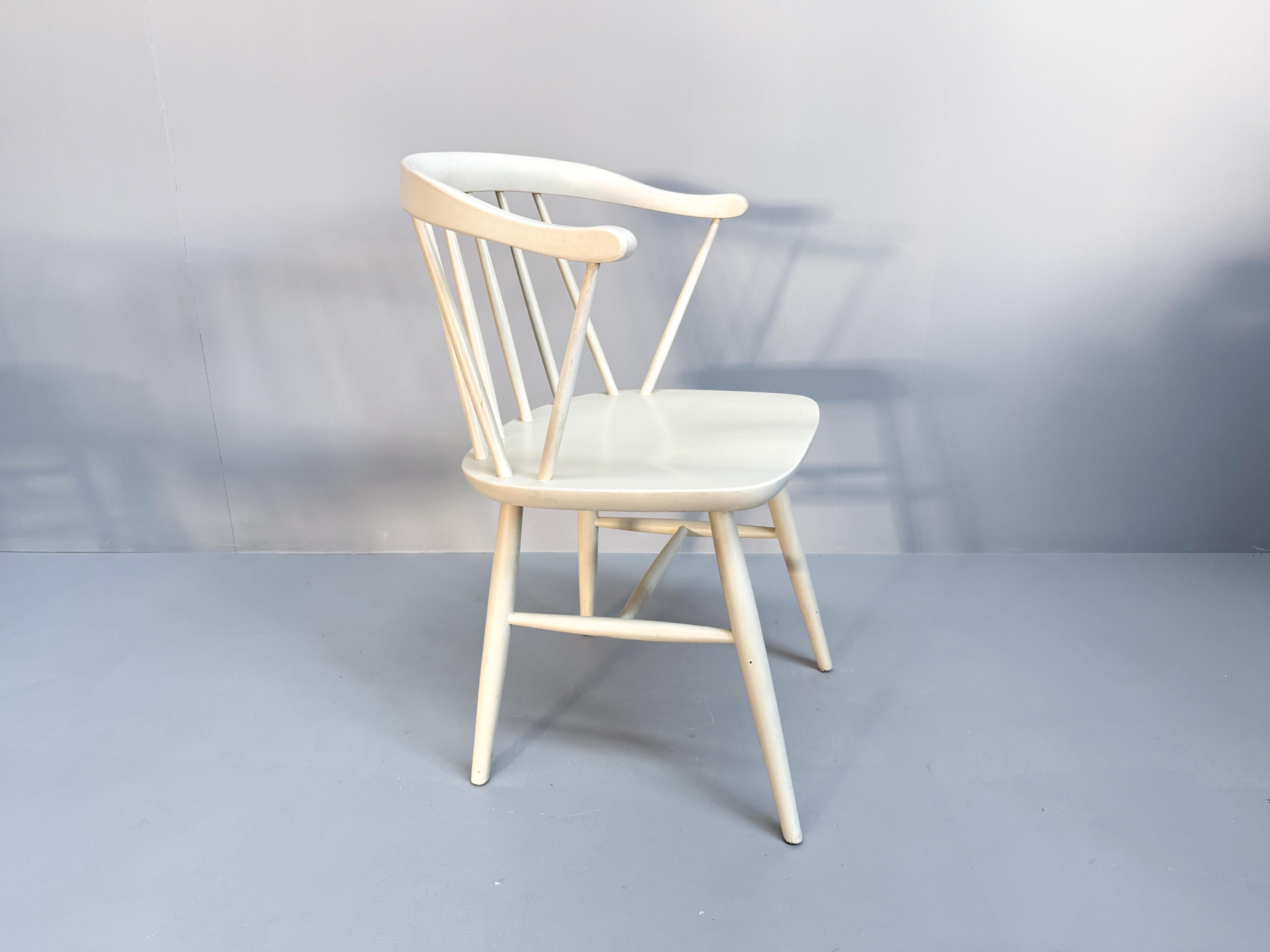 Satz von 4 weiß lackierten Spindelstühlen, Nesto, Sweden, 1960er Jahre im Zustand „Gut“ im Angebot in BERKEL EN RODENRIJS, NL