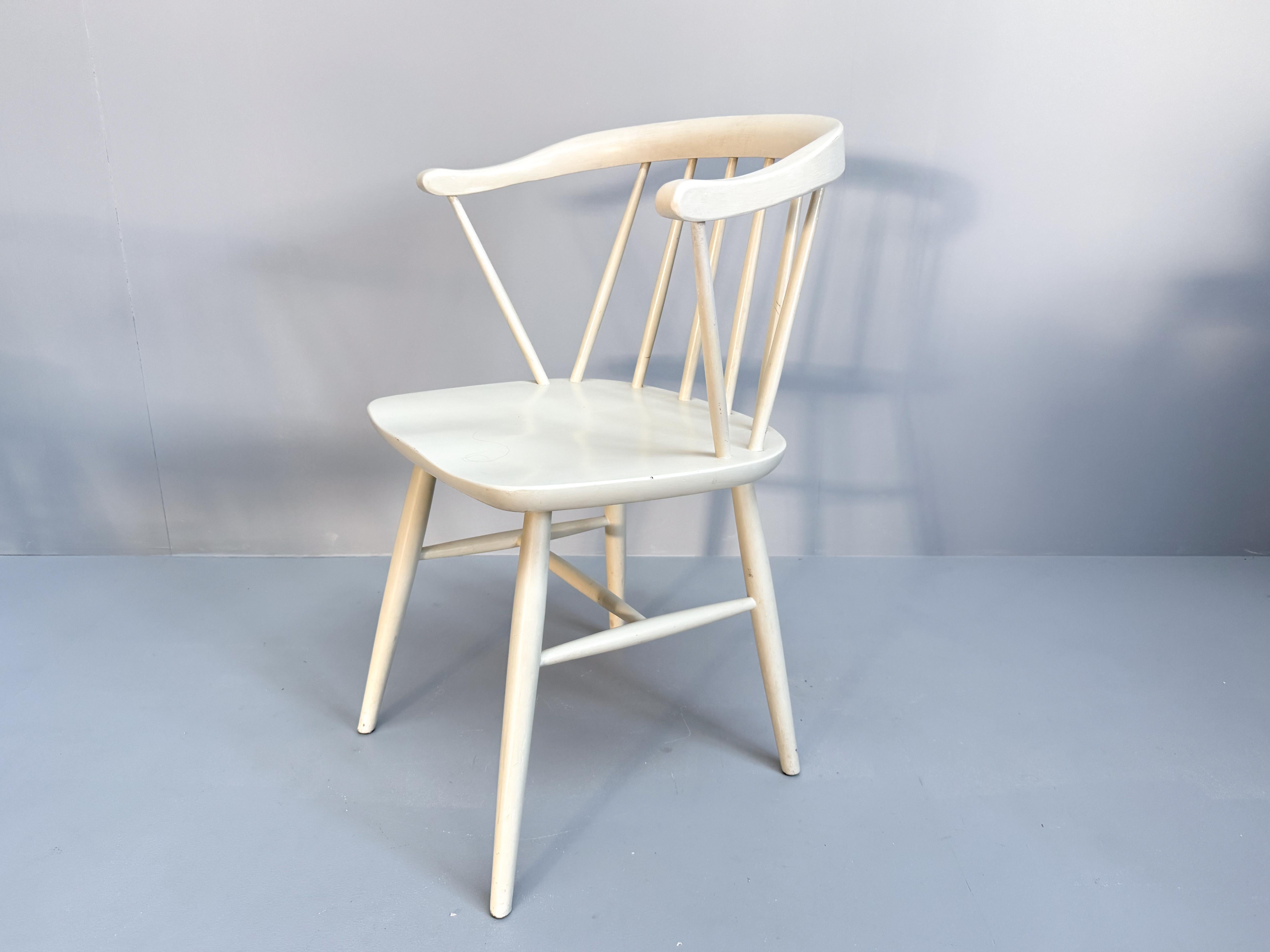 Satz von 4 weiß lackierten Spindelstühlen, Nesto, Sweden, 1960er Jahre (Mitte des 20. Jahrhunderts) im Angebot