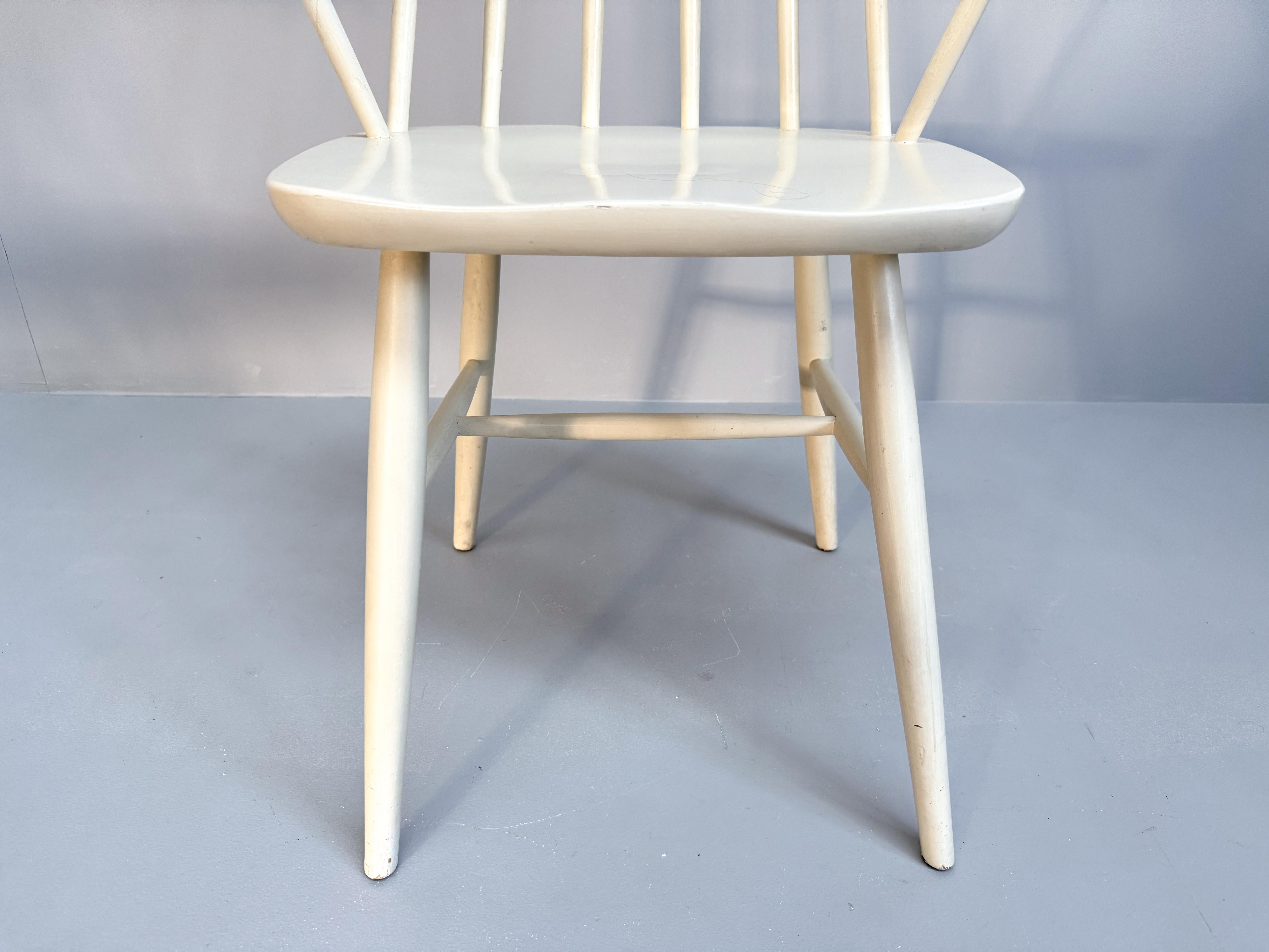 Satz von 4 weiß lackierten Spindelstühlen, Nesto, Sweden, 1960er Jahre (Holz) im Angebot