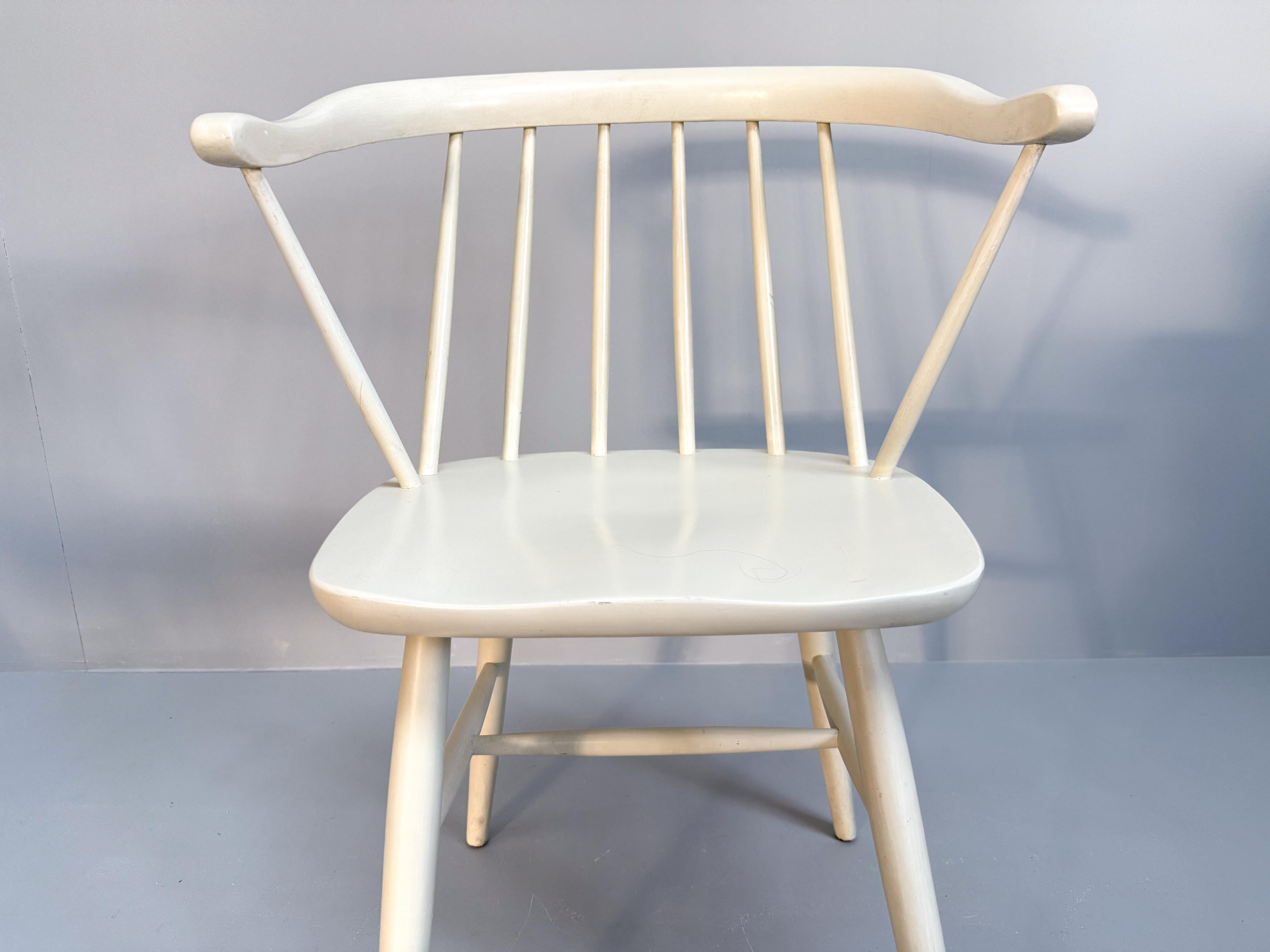 Satz von 4 weiß lackierten Spindelstühlen, Nesto, Sweden, 1960er Jahre im Angebot 1