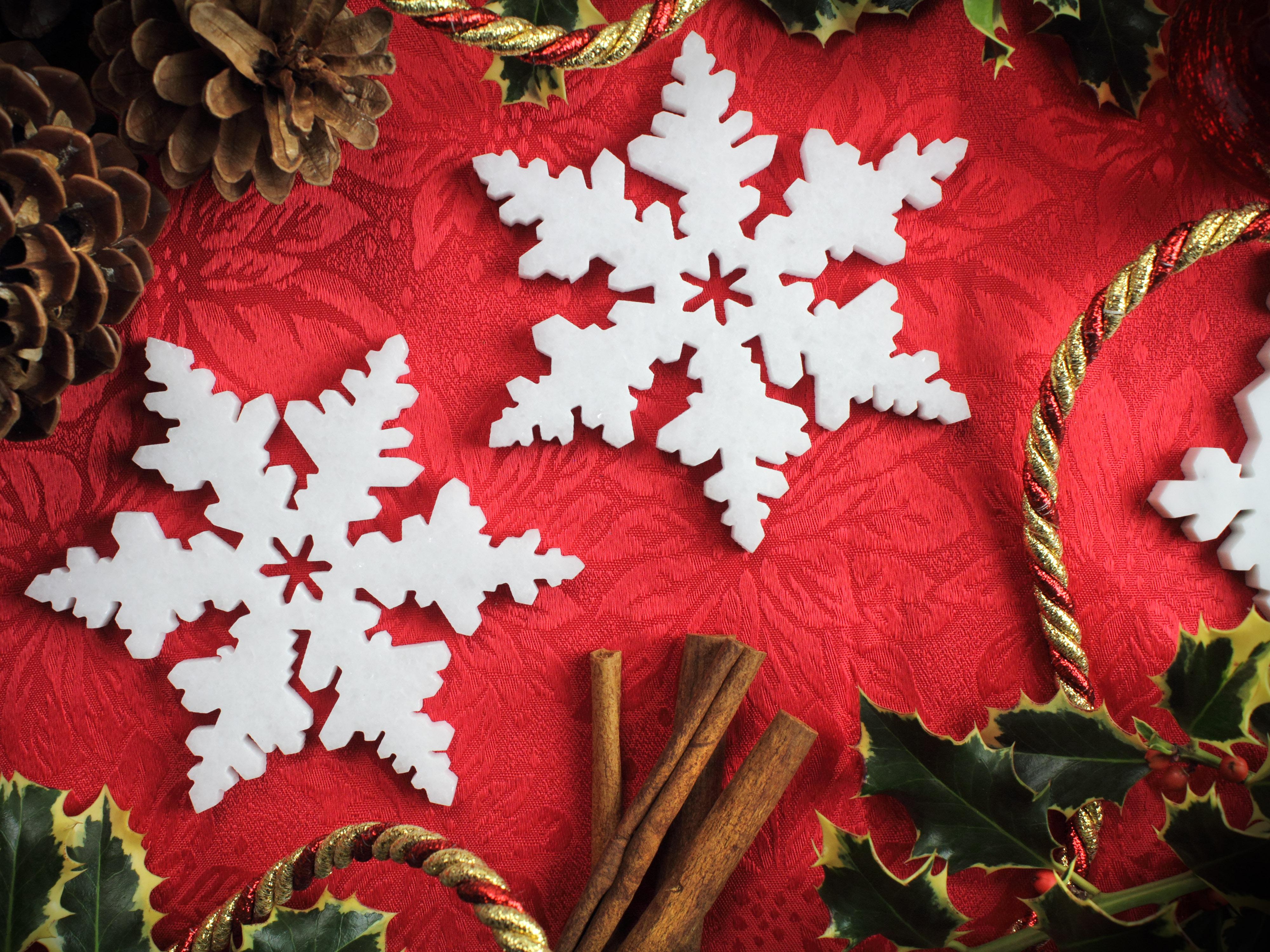 Set aus 4 Untersetzern aus weißem Marmor, Weihnachtsbaum-Dekoration, Italien (Geschnitzt) im Angebot