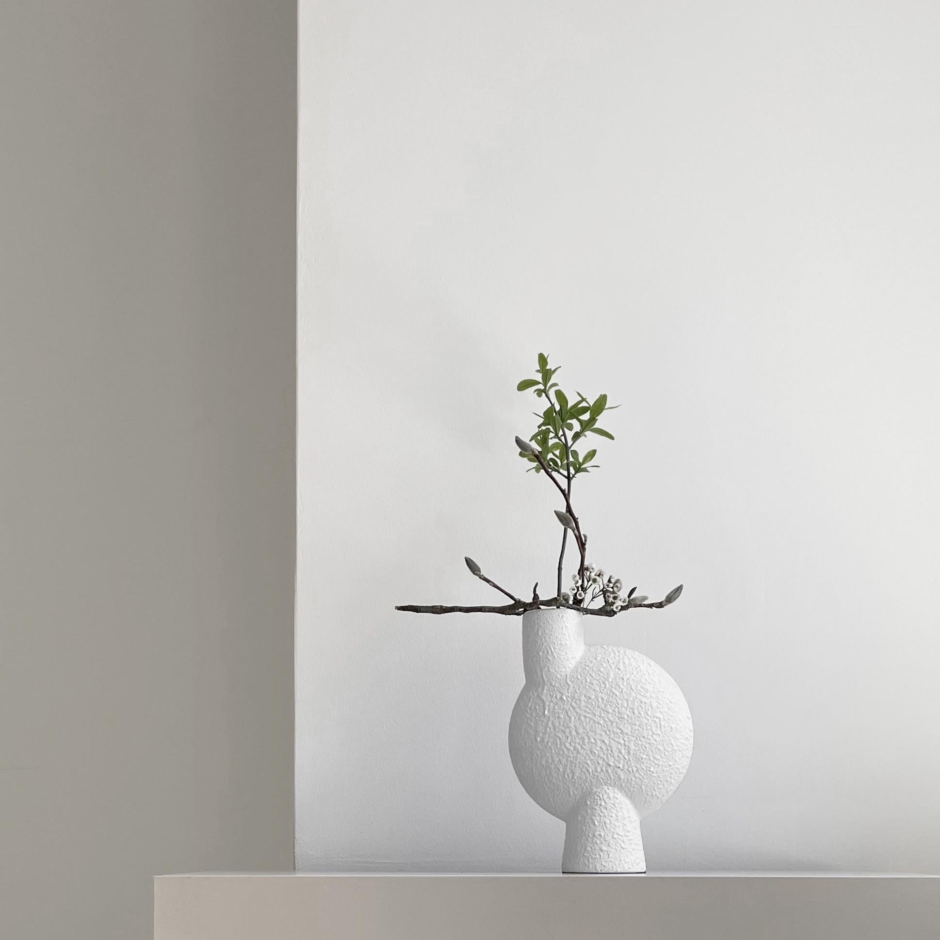 A set of 4 white medio sphere vase bubl by 101 Copenhagen
Designed by Kristian Sofus Hansen & Tommy Hyldahl
Dimensions: L18 / W8 / H26 CM
Materials: Ceramic

The Sphere collection celebrates unique silhouettes and textures that makes an impact