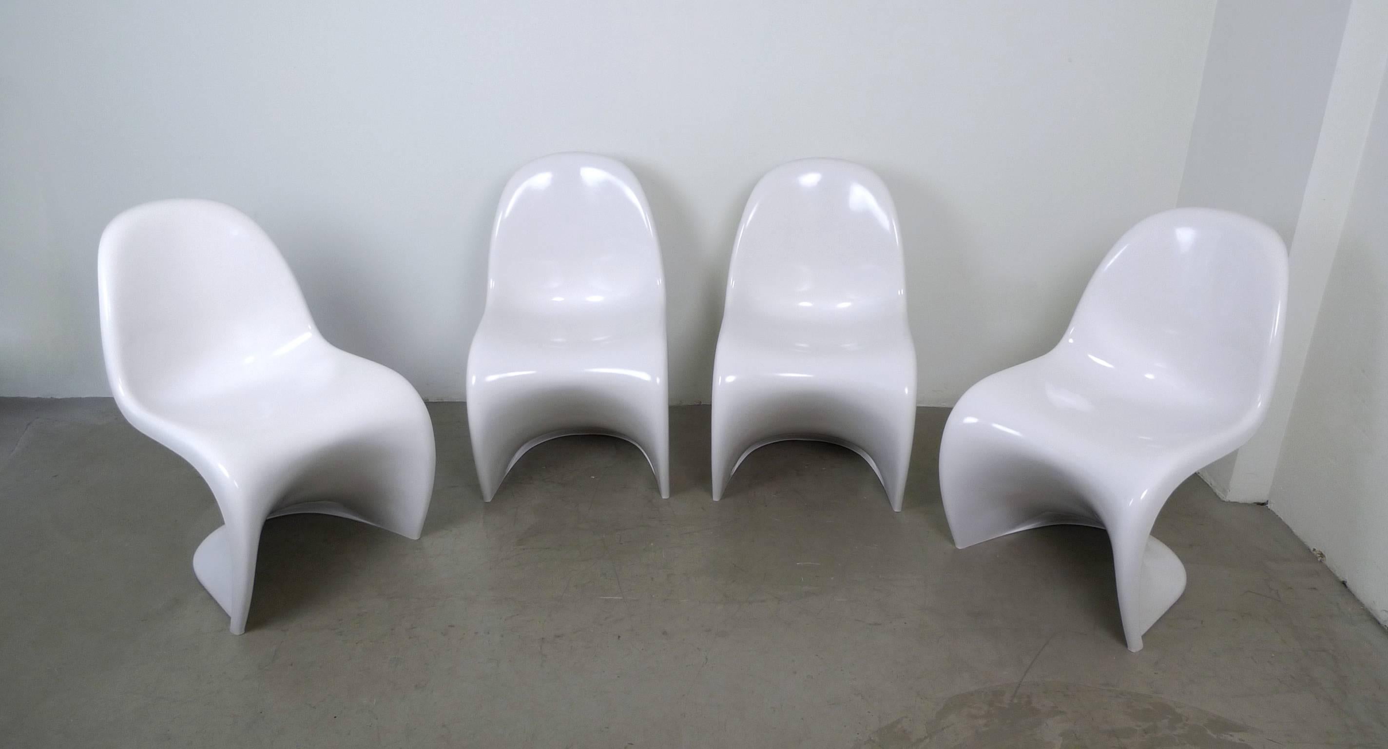 This set of four Panton chairs is made of white colored thermoplastic polystyrene and was produced in 1971 by Fehlbaum in Germany under license from Herman Miller. The set belongs to the third production series (1971-1979) and has stiffening rods