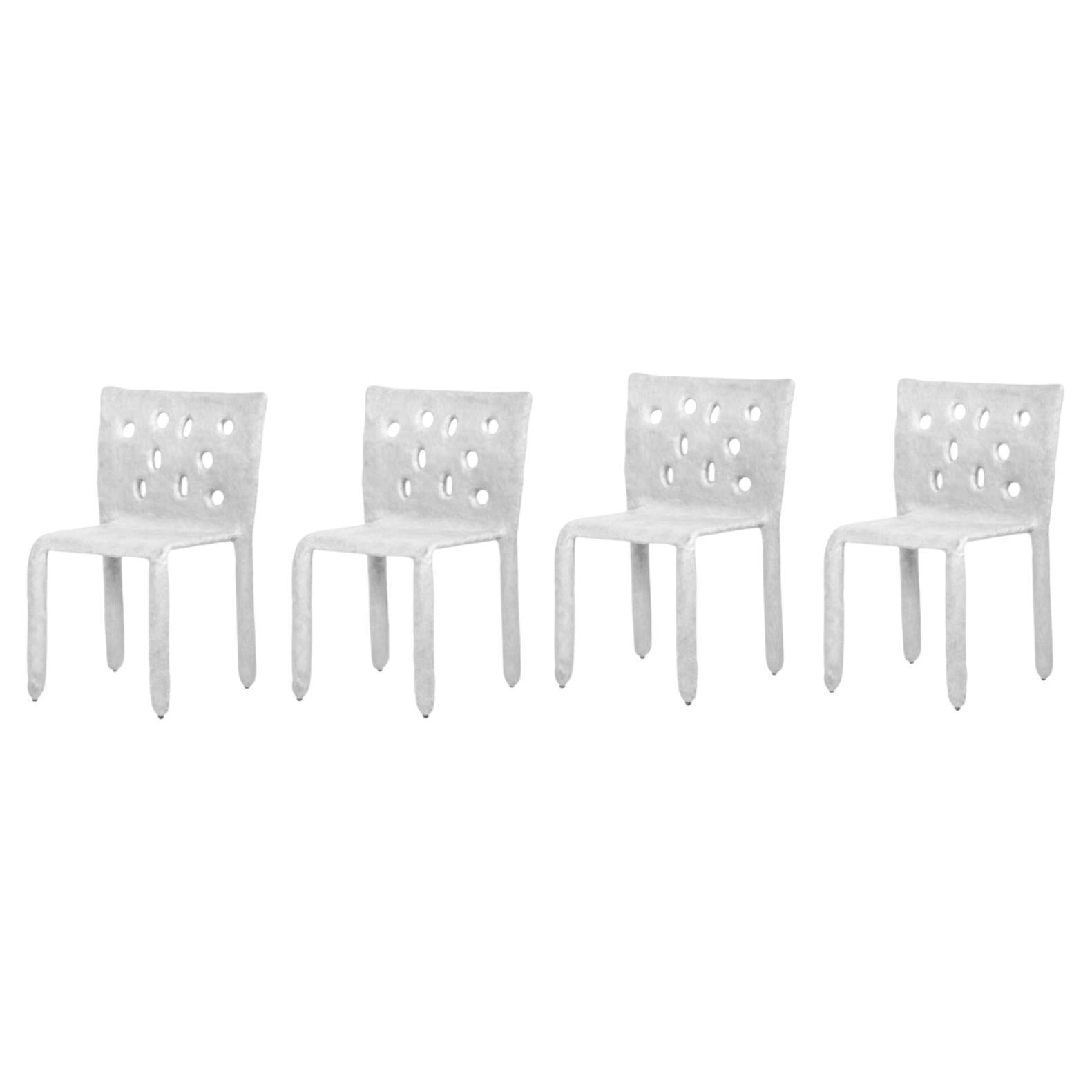 Satz von 4 weißen geformten zeitgenössischen Stühlen von FAINA