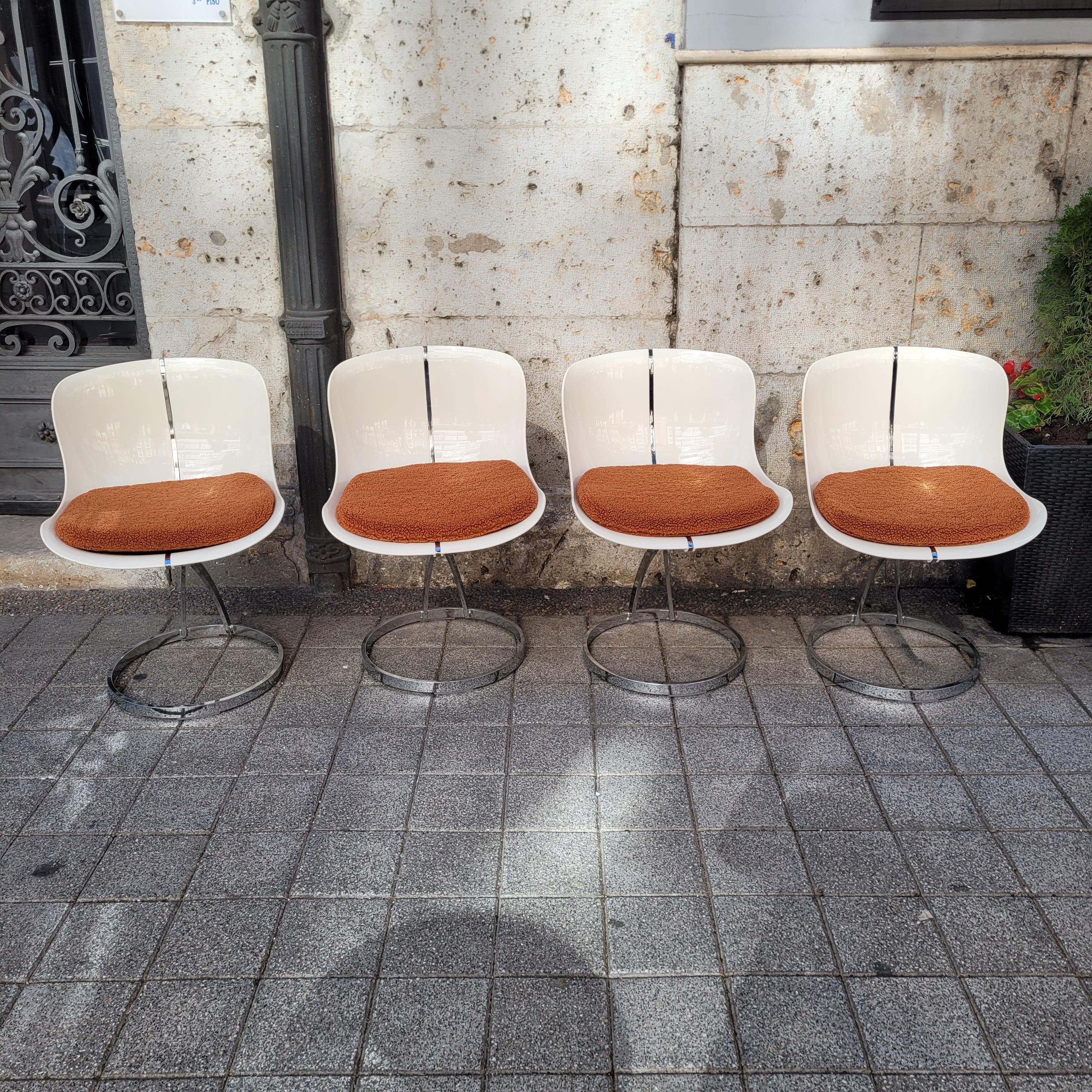 Late 20th Century Set of 4 white Space Age Goldfinger fiberglass chairs after Michel Cadestin For Sale