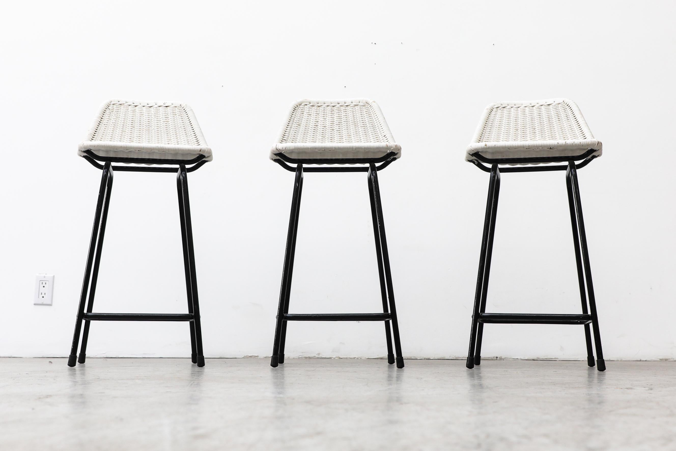 Set of 4 White Wicker Charlotte Perriand Style Counter Height Stools In Good Condition For Sale In Los Angeles, CA